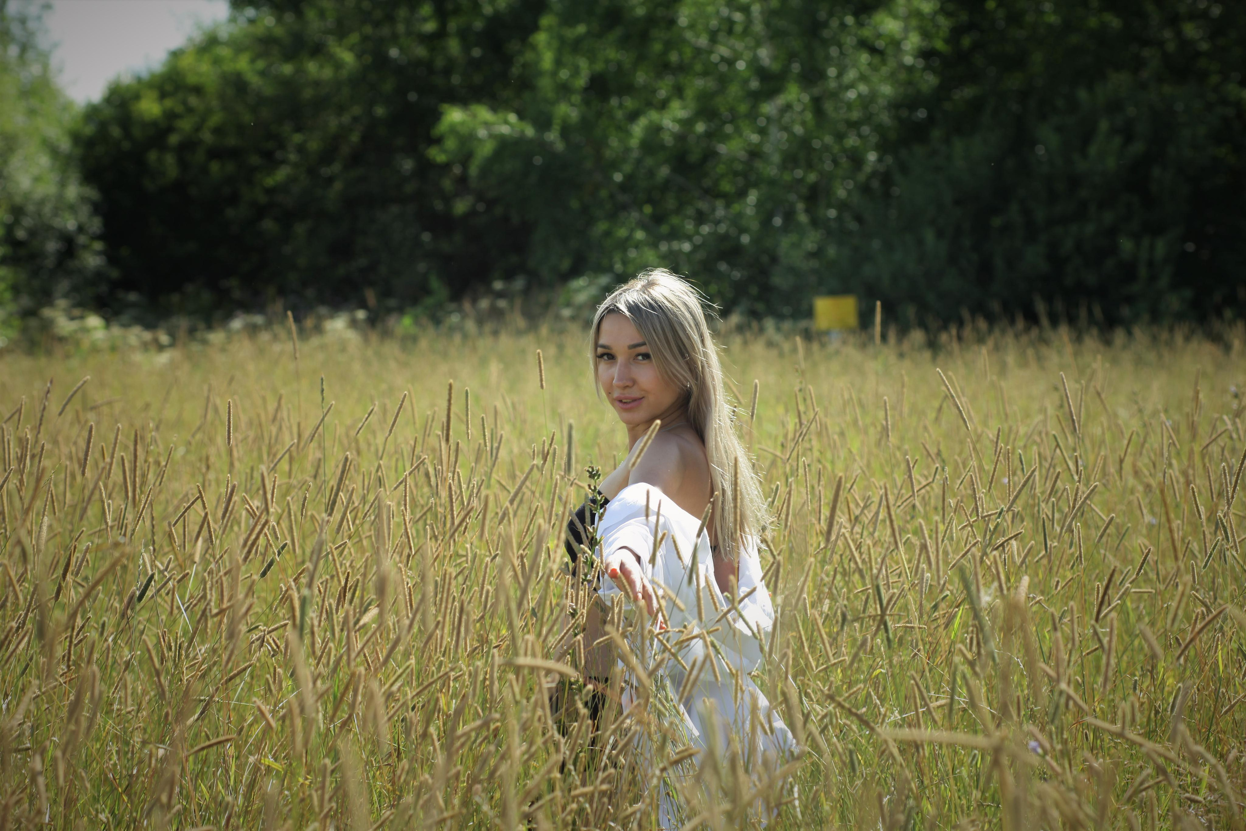 Настя и Вика. Поле с колосками. Репортажный, семейный, свадебный, портретный фотограф