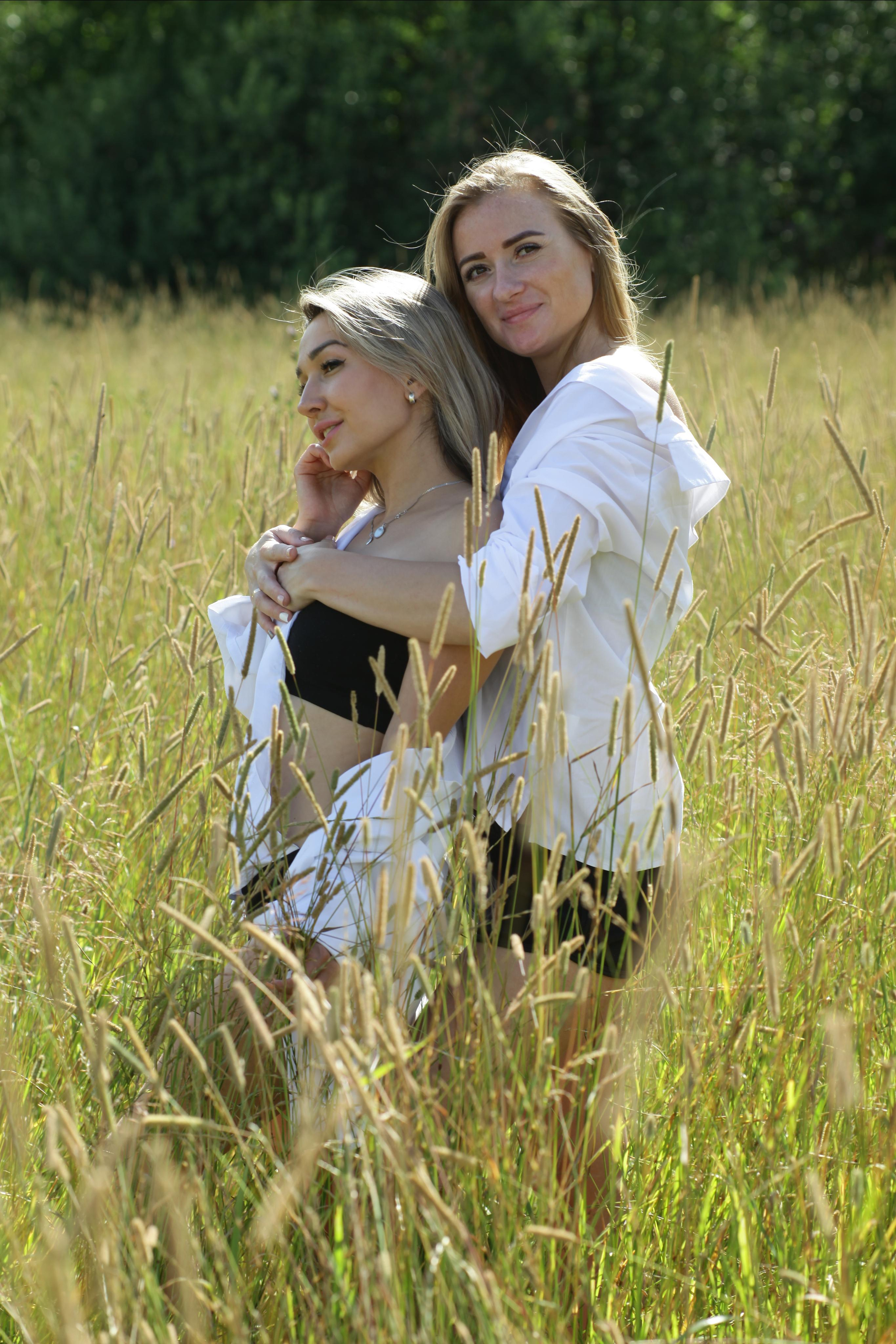 Настя и Вика. Поле с колосками. Репортажный, семейный, свадебный, портретный фотограф