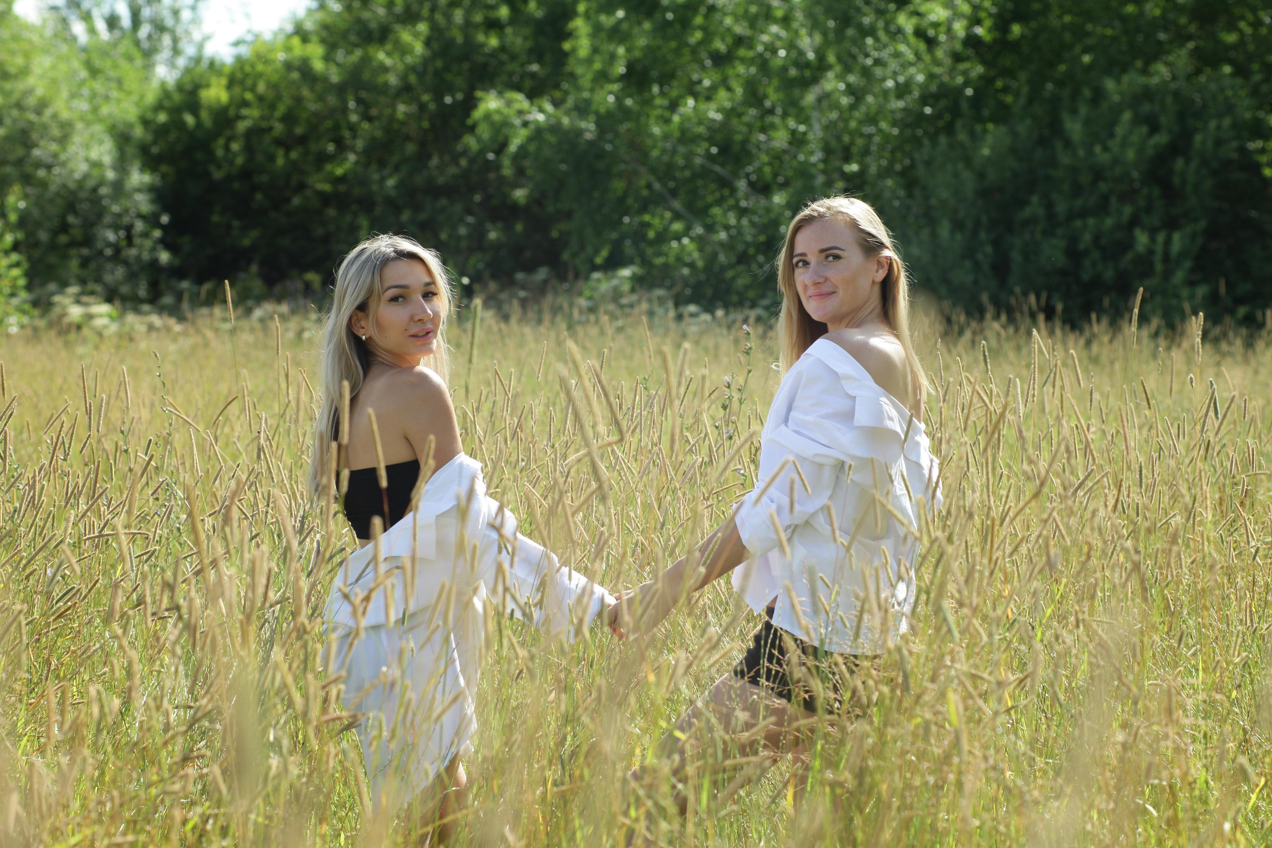 Настя и Вика. Поле с колосками. Репортажный, семейный, свадебный, портретный фотограф