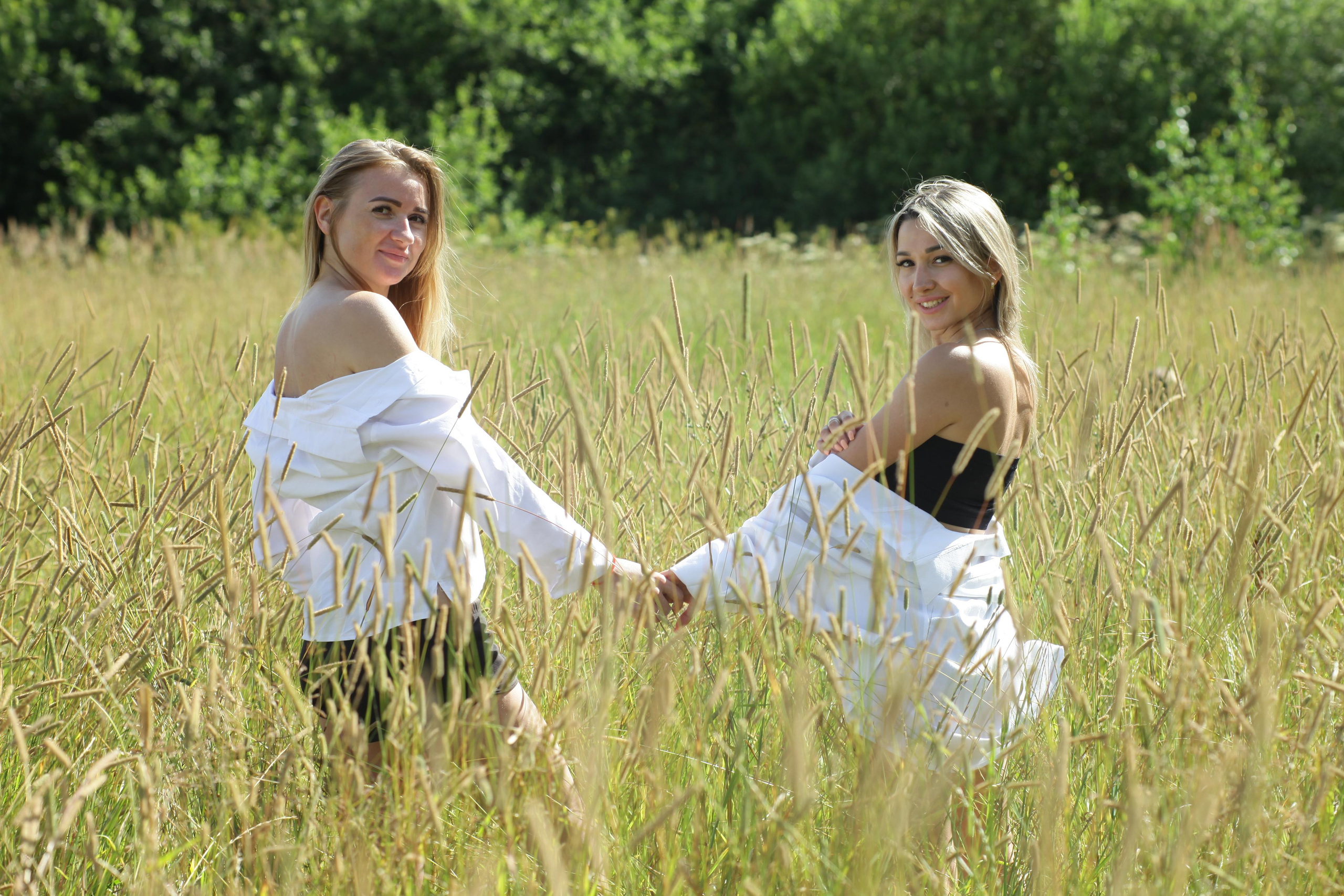 Настя и Вика. Поле с колосками. Репортажный, семейный, свадебный, портретный фотограф