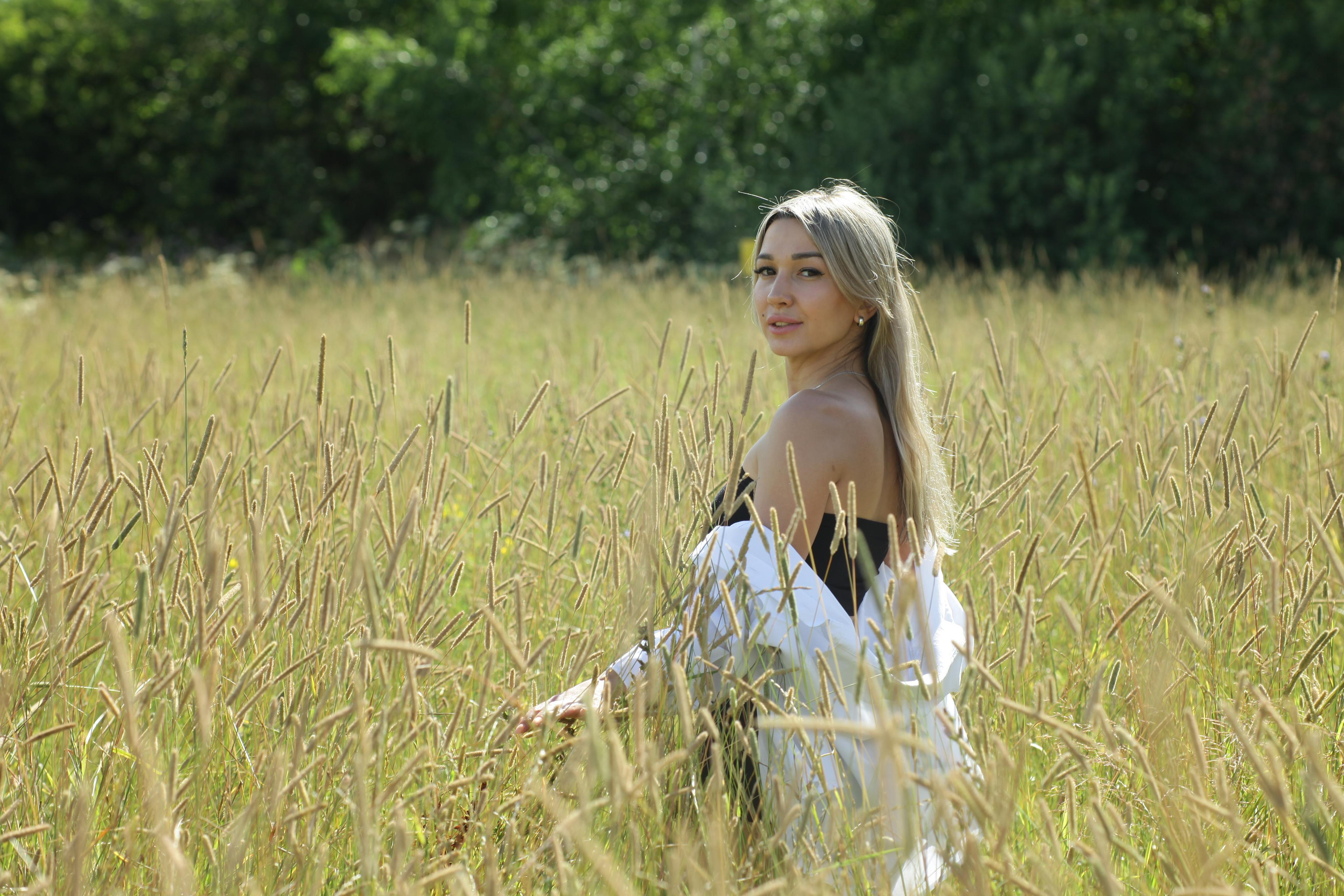Настя и Вика. Поле с колосками. Репортажный, семейный, свадебный, портретный фотограф