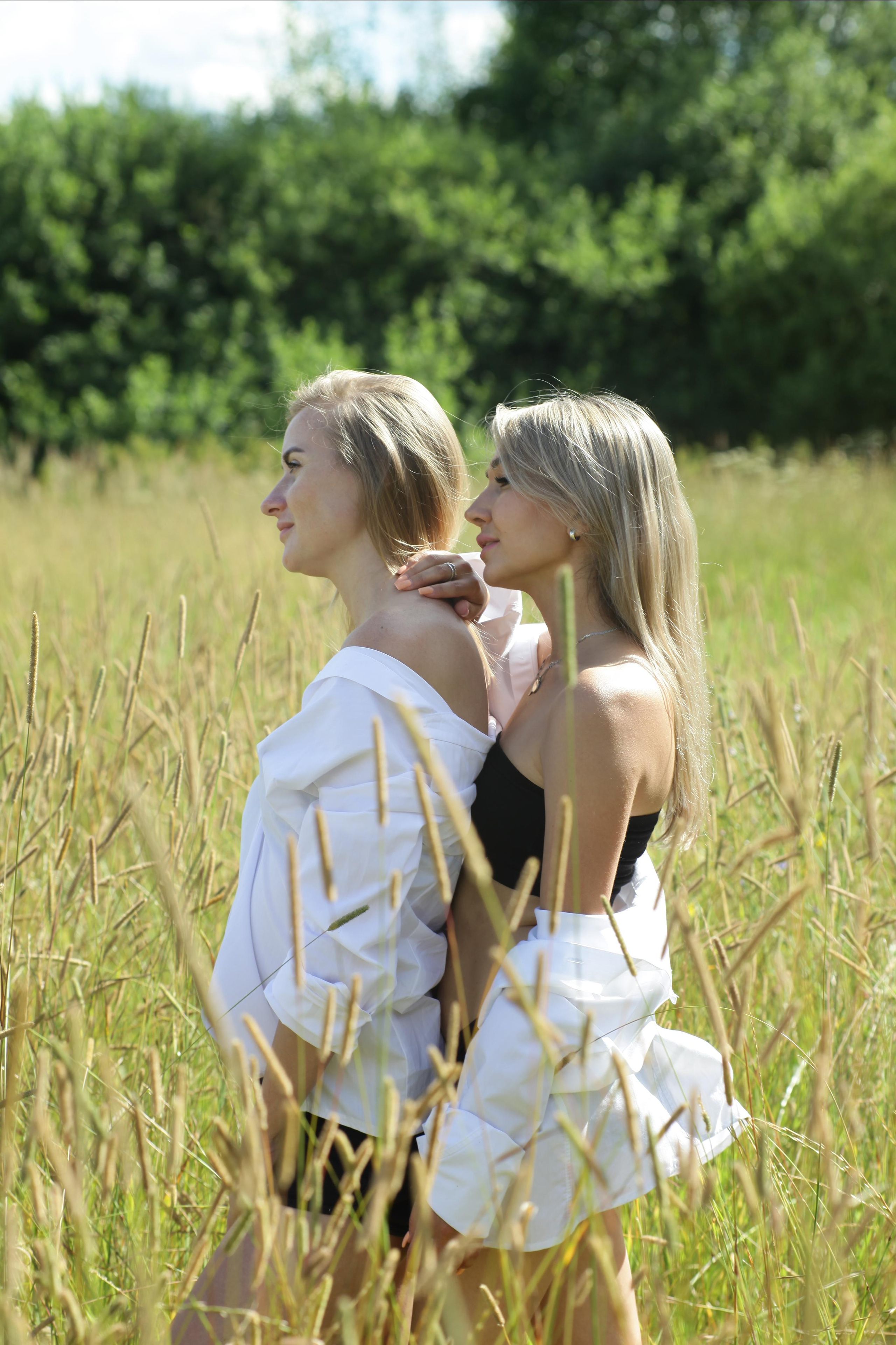 Настя и Вика. Поле с колосками. Репортажный, семейный, свадебный, портретный фотограф