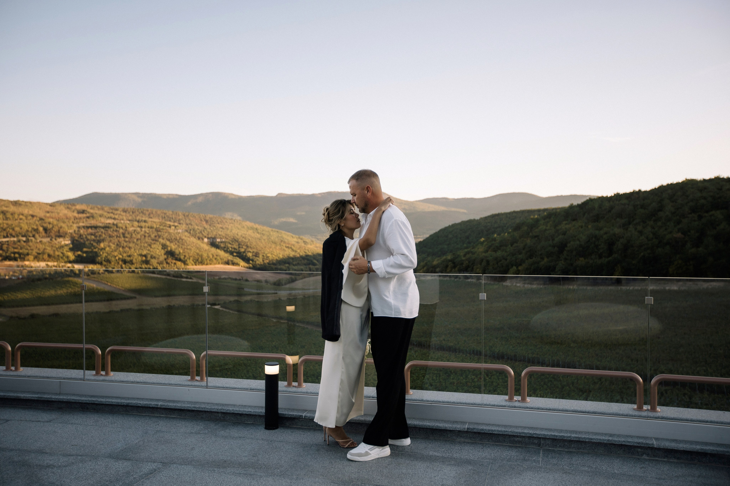 Александр и Гузель. Свадьба для двоих. Винодельня AYA. Фотограф Анна Лейман. Севастополь
