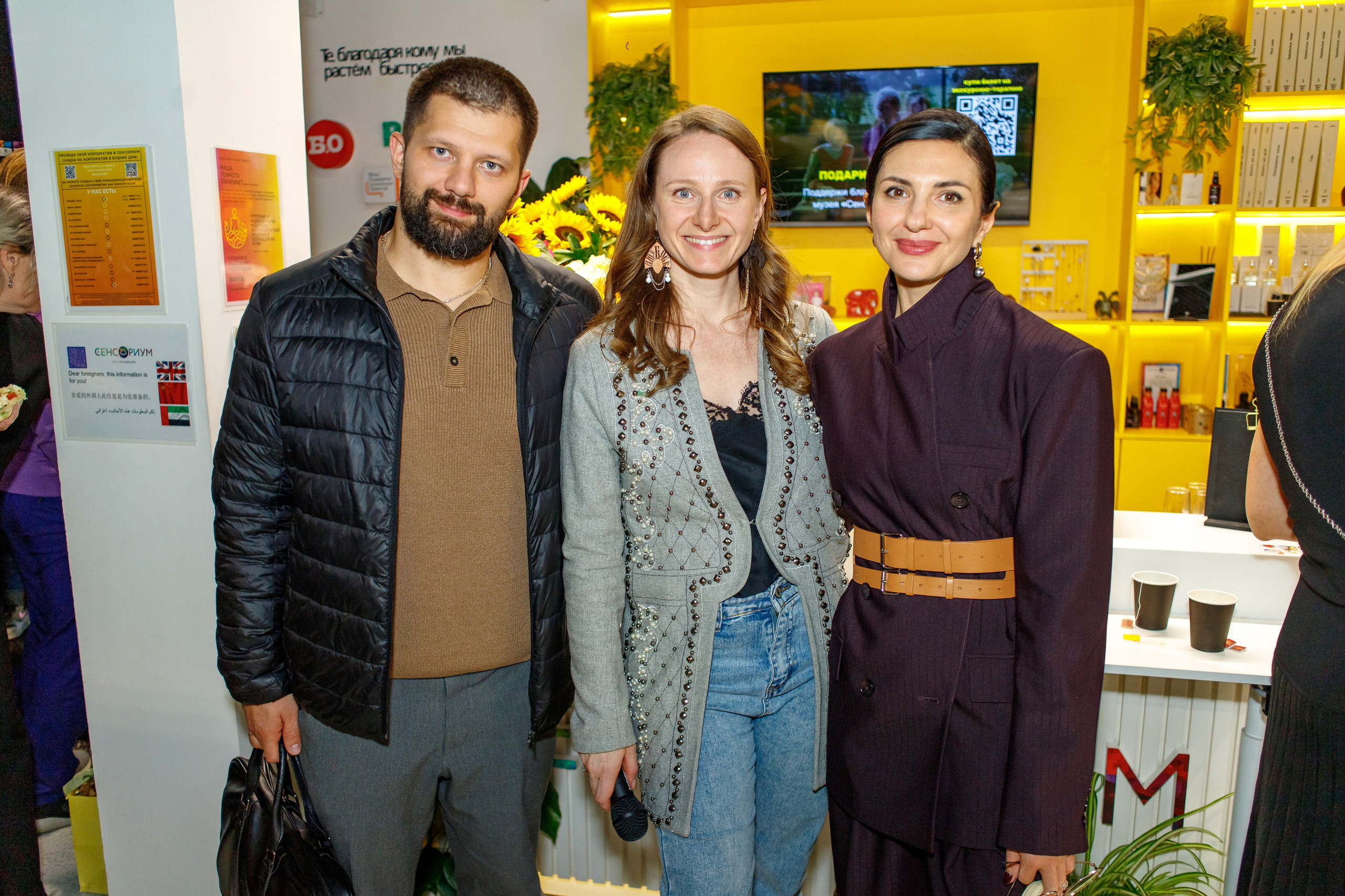 Дмитрий Литвин, Екатерина Гусева и Юлия Литвин на открытии фотовыставки инклюзивного проекта "Сила в каждом".