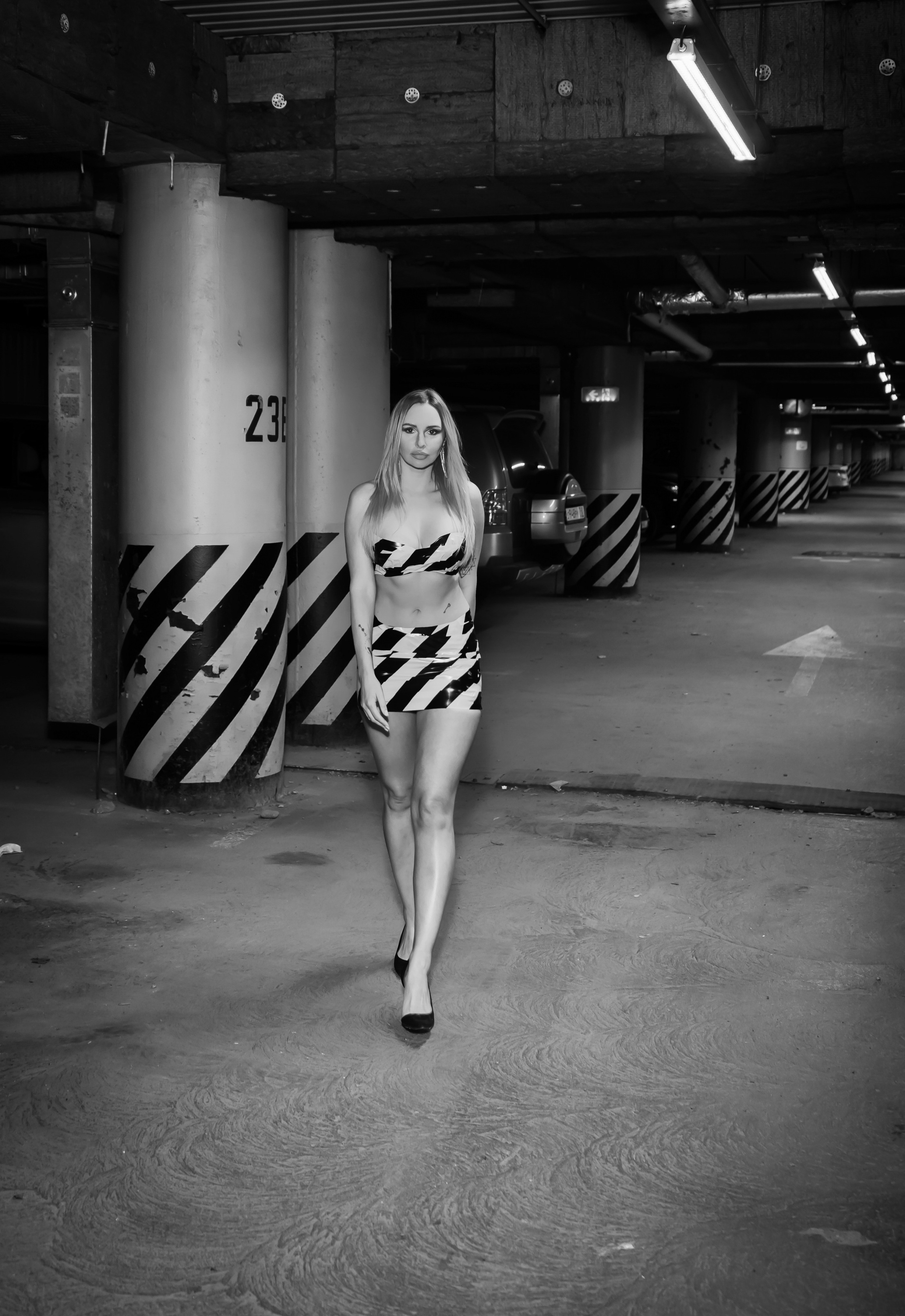 Съемка на парковке — модель Дина. Фотограф Москва и Видеограф Москва