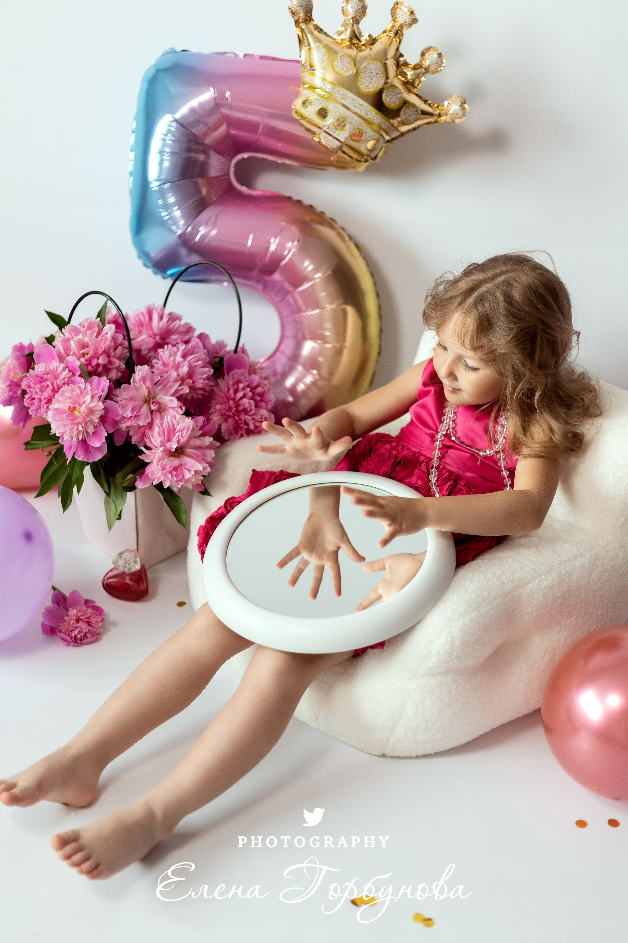 девочка 5 лет в розовом на фотосессии в студии с зеркалом
