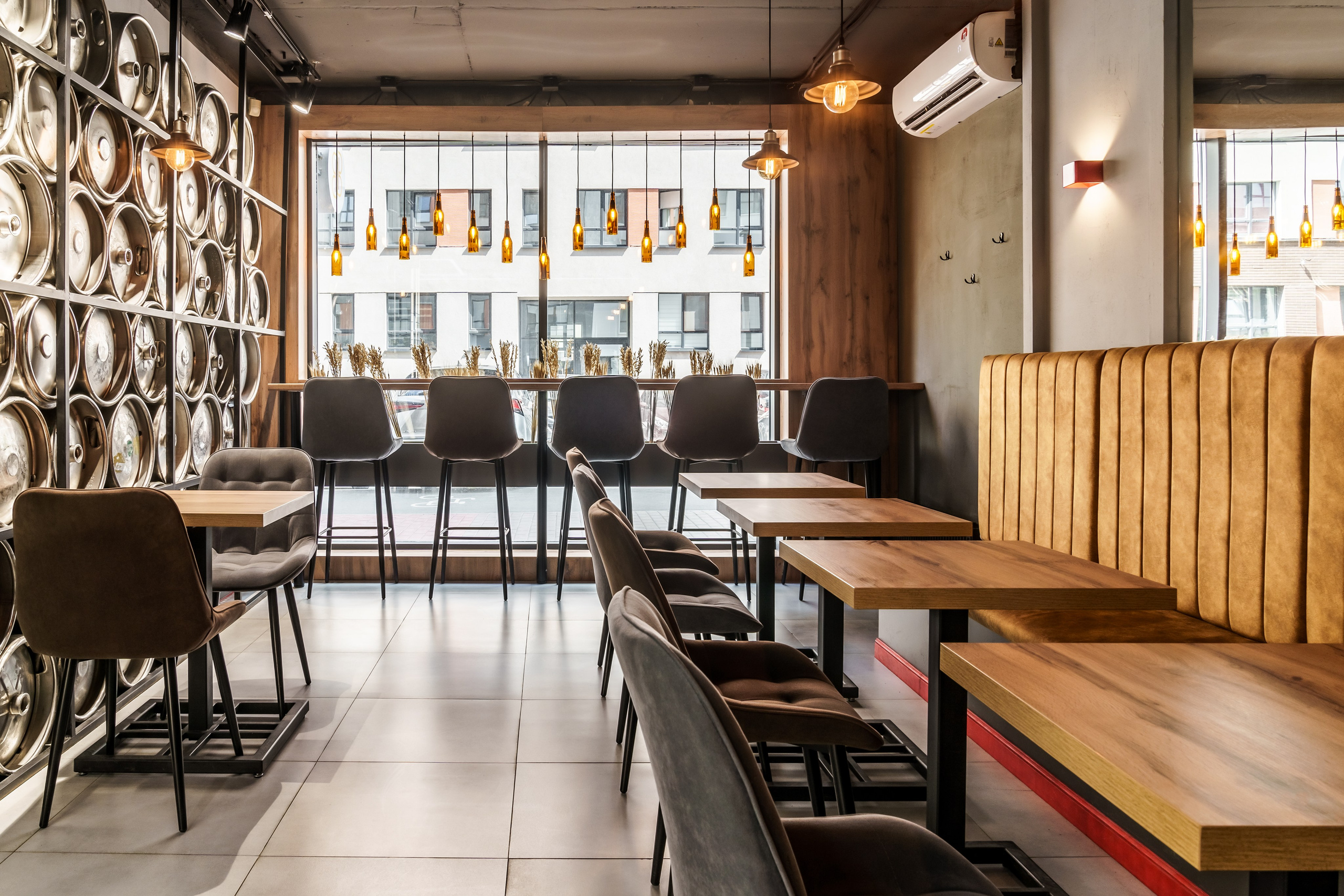 Пивной магазин-паб ProBEERKA. Интерьерный фотограф. Фотограф архитектуры