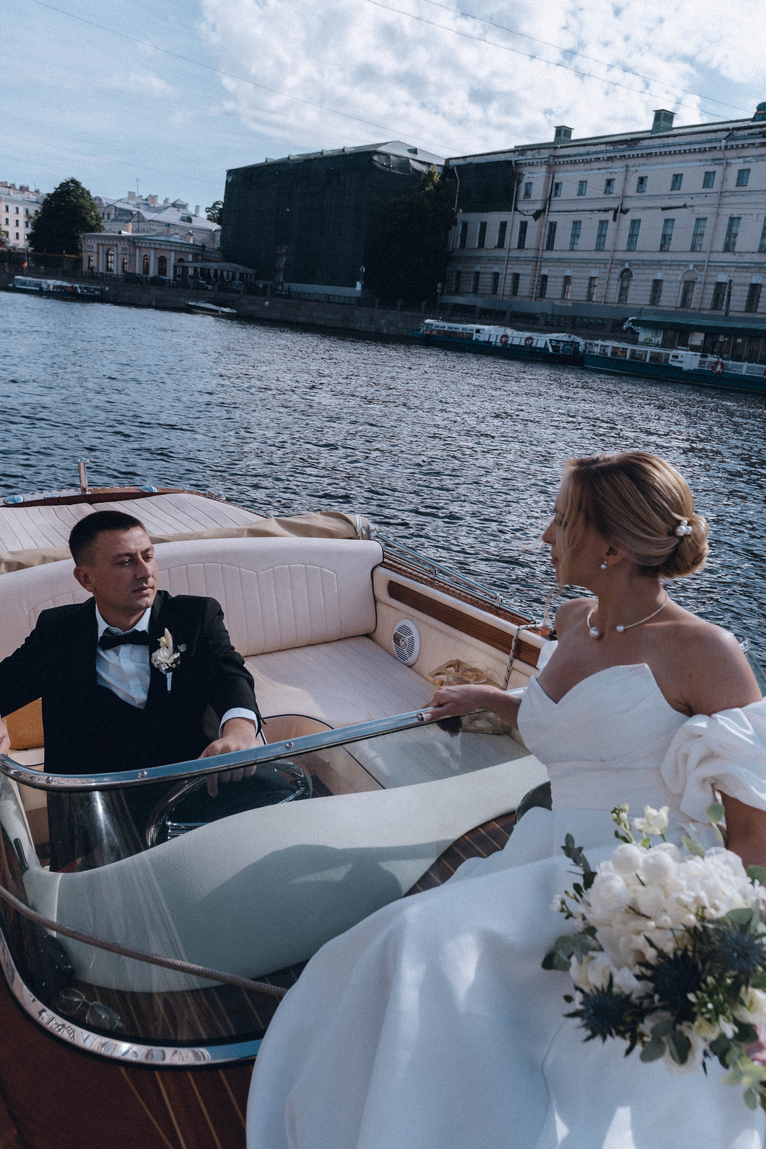 СВАДЕНБНАЯ СЬЕМКА НА КАТЕРЕ ПО КАНАЛАМ САНКТ-ПЕТЕРБУРГА И В АКВАТОРИИ НЕВЫ. Профессиональный фотограф, Санкт-Петербург — Виктория Богомолова