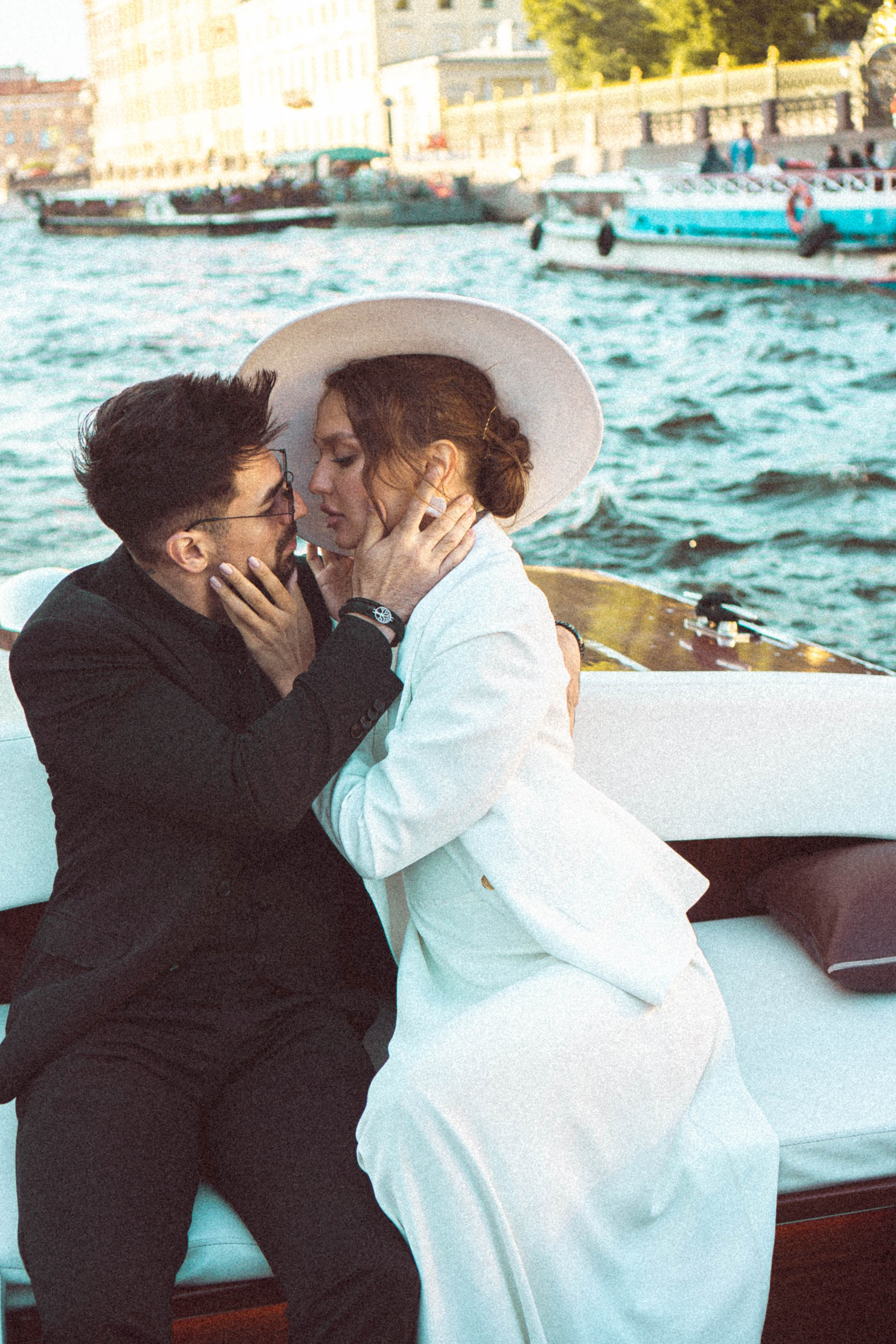 СВАДЕНБНАЯ СЬЕМКА НА КАТЕРЕ ПО КАНАЛАМ САНКТ-ПЕТЕРБУРГА И В АКВАТОРИИ НЕВЫ. Профессиональный фотограф, Санкт-Петербург — Виктория Богомолова