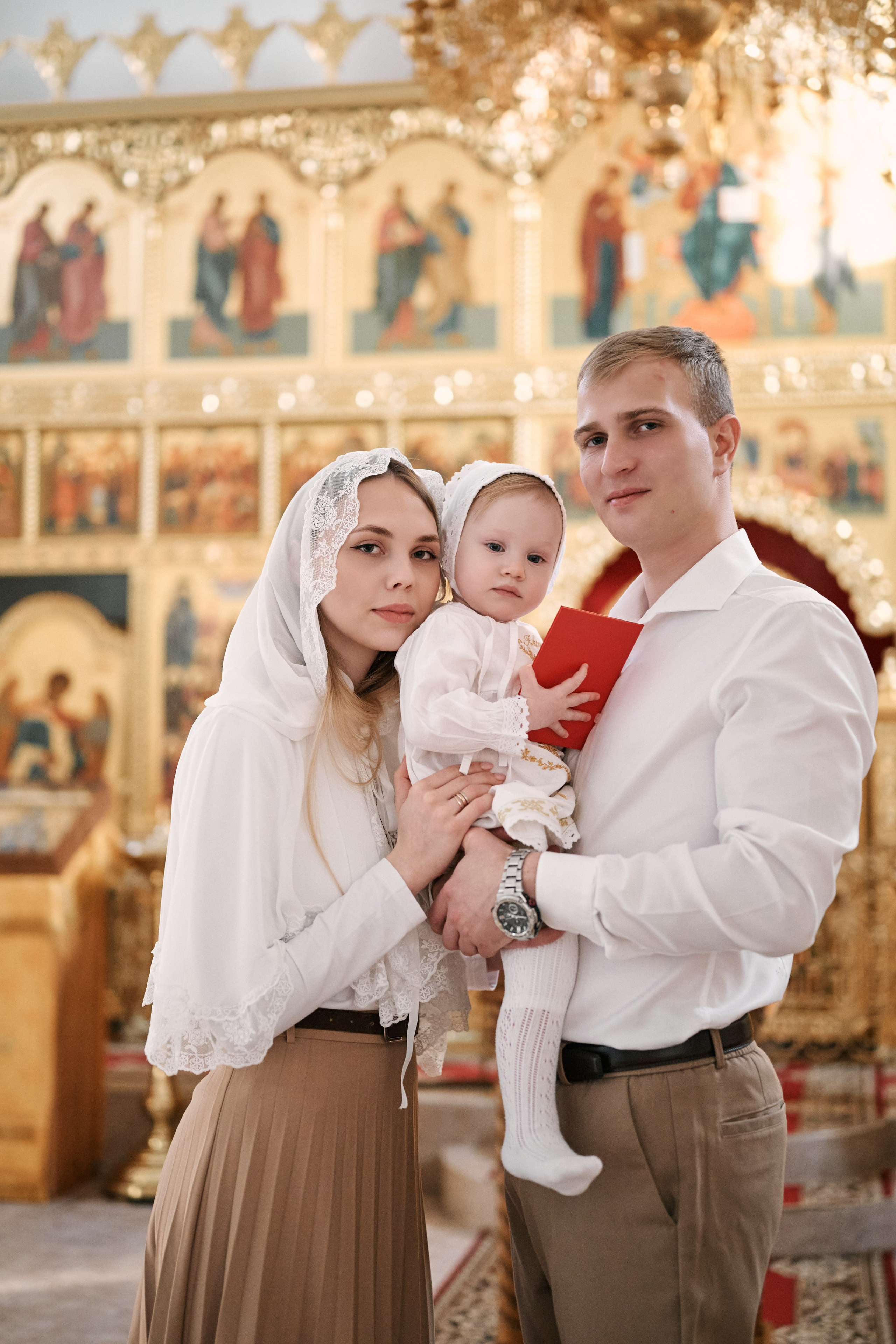 Крещение в храме Преполовения Пятидесятницы во Пскове. Свадебный фотограф Надежда Максимова