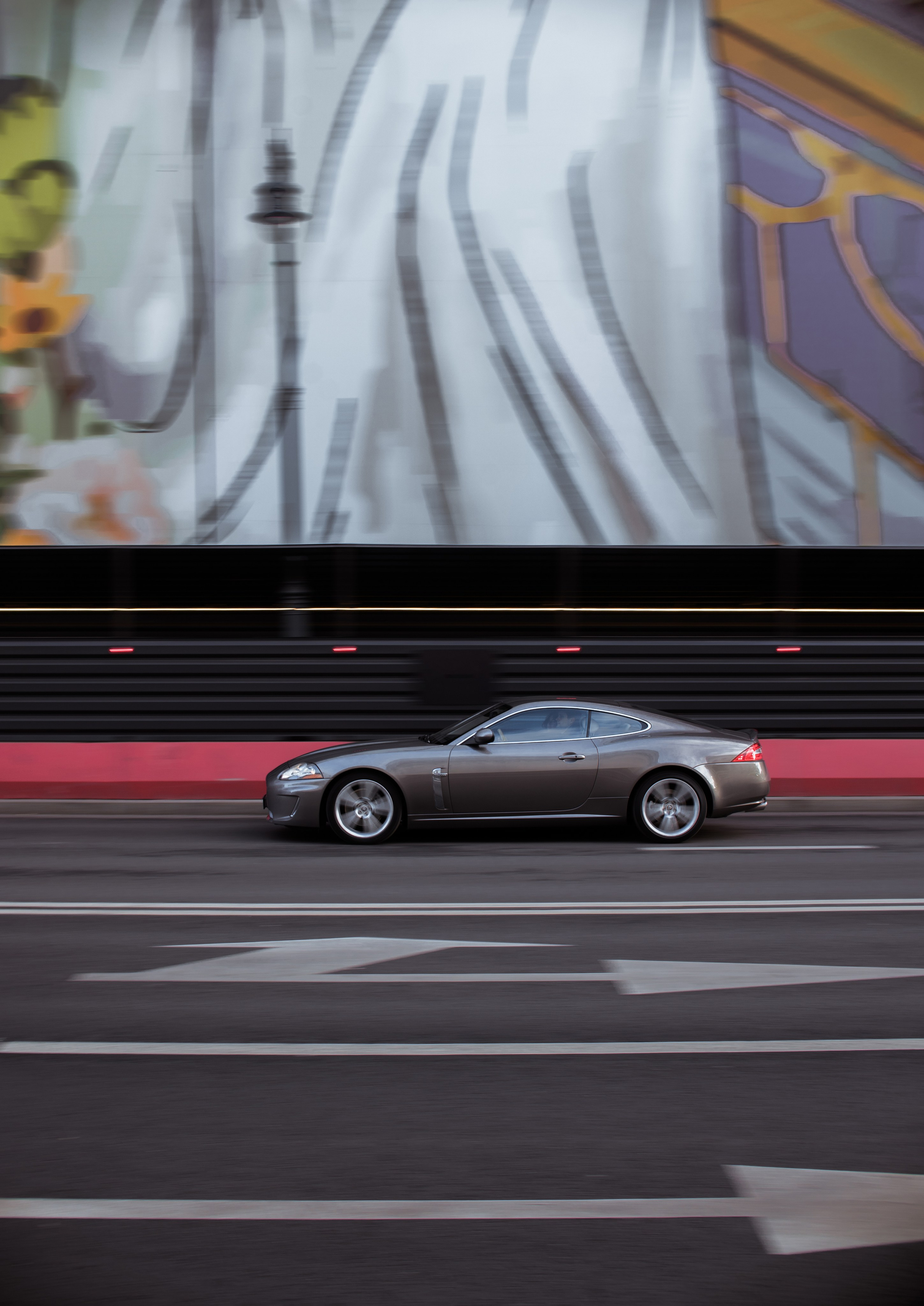 Парень с девушкой фотографируются в центре Москвы. Жуков Илья  свадебный фотограф в Москве