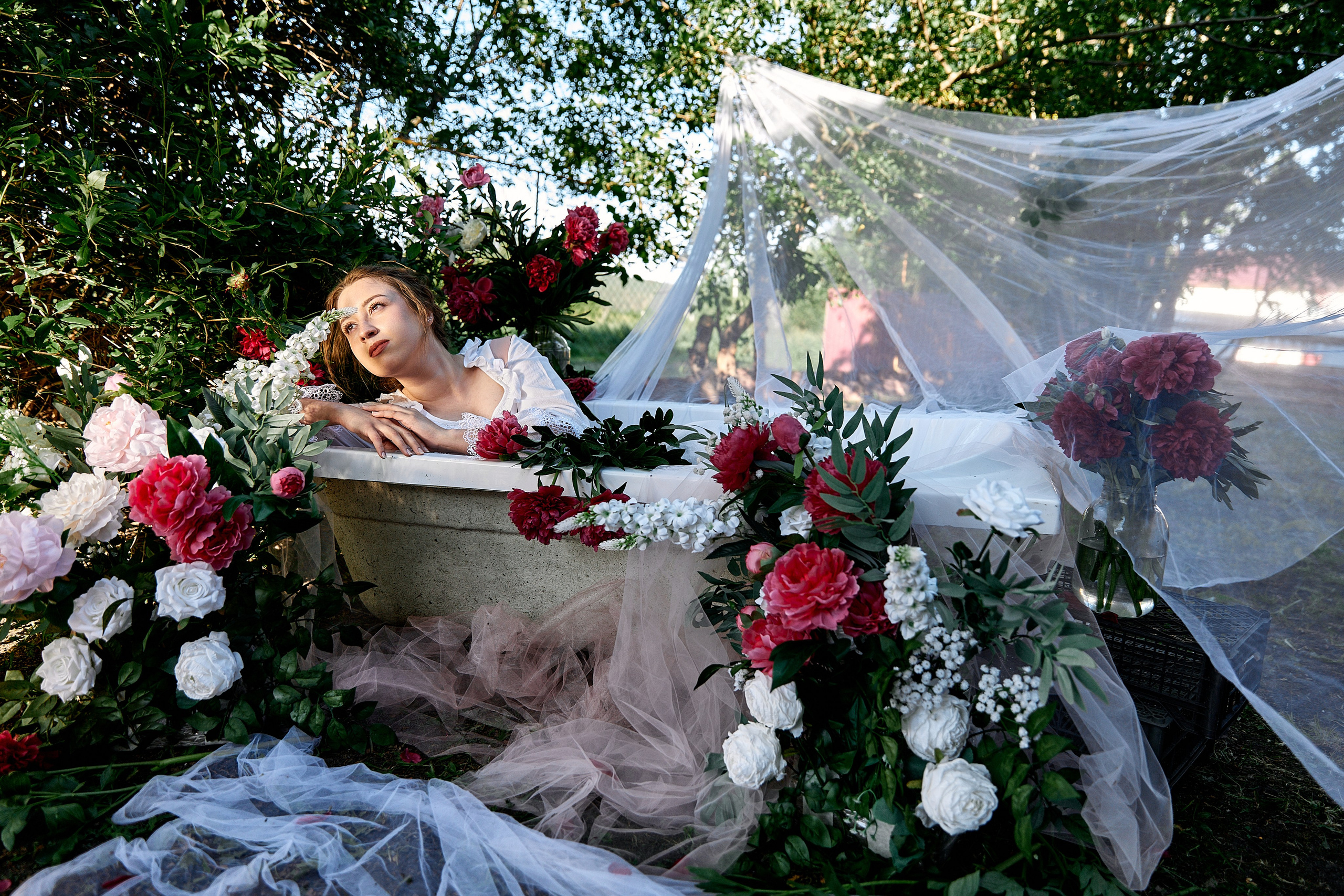Фотосессия с пионами на улице. Свадебный, контент фотограф в Кемерово Любовь Гальцова