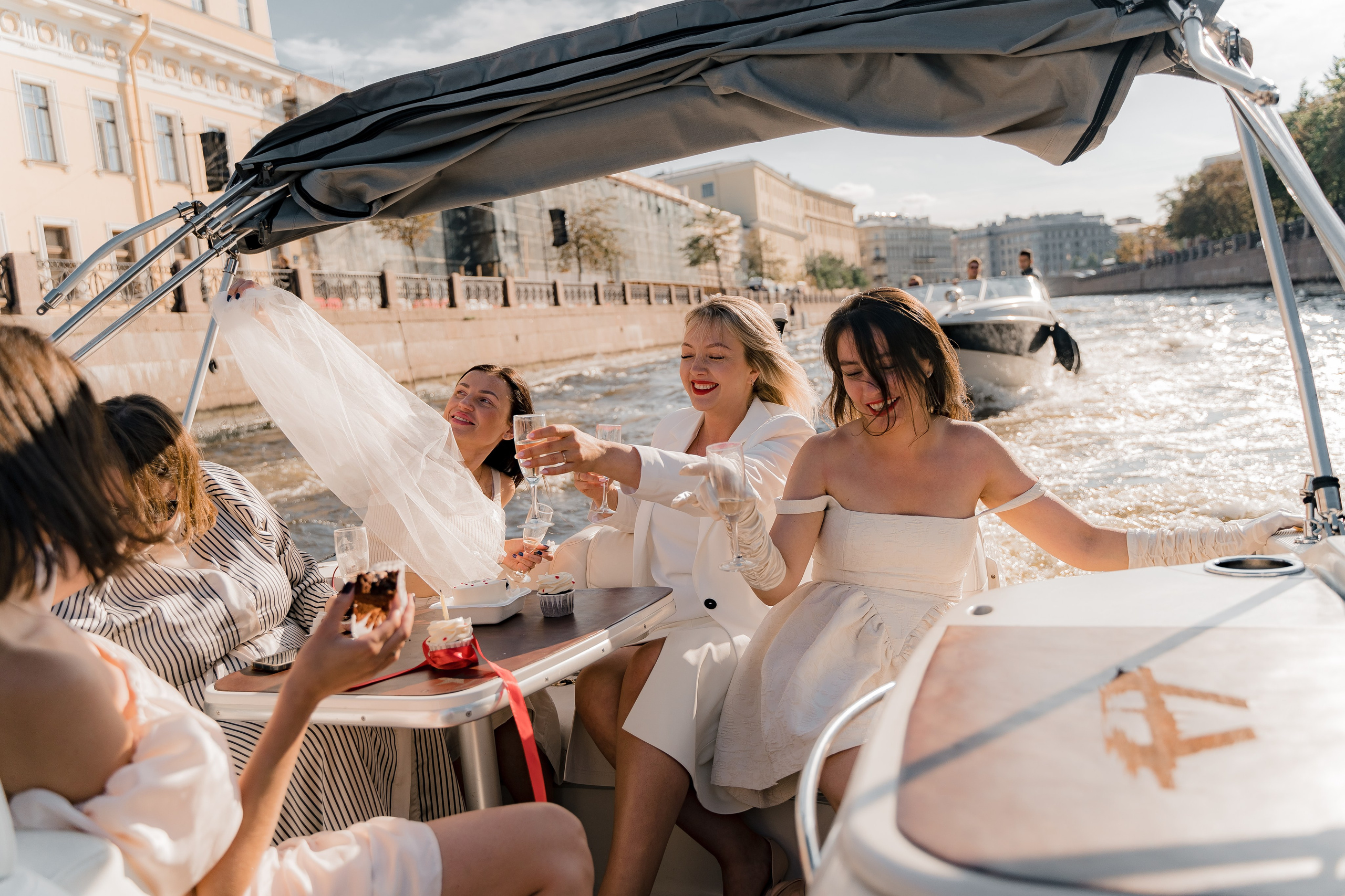 Фотосъемка девичника, встреча девушек, веселые женские портреты