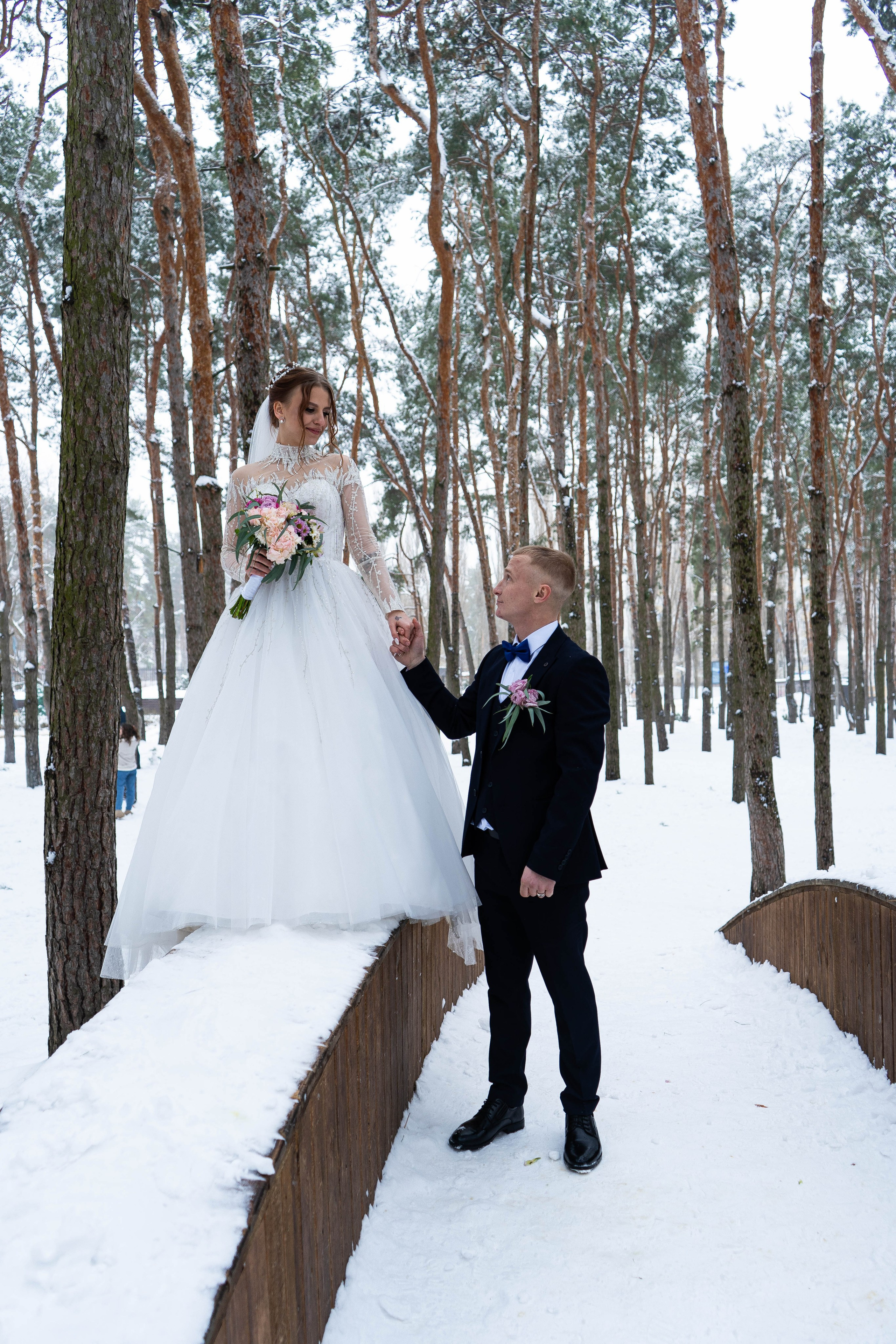Жених с невестой фотографируются в смарт парке Дельфин Воронеж