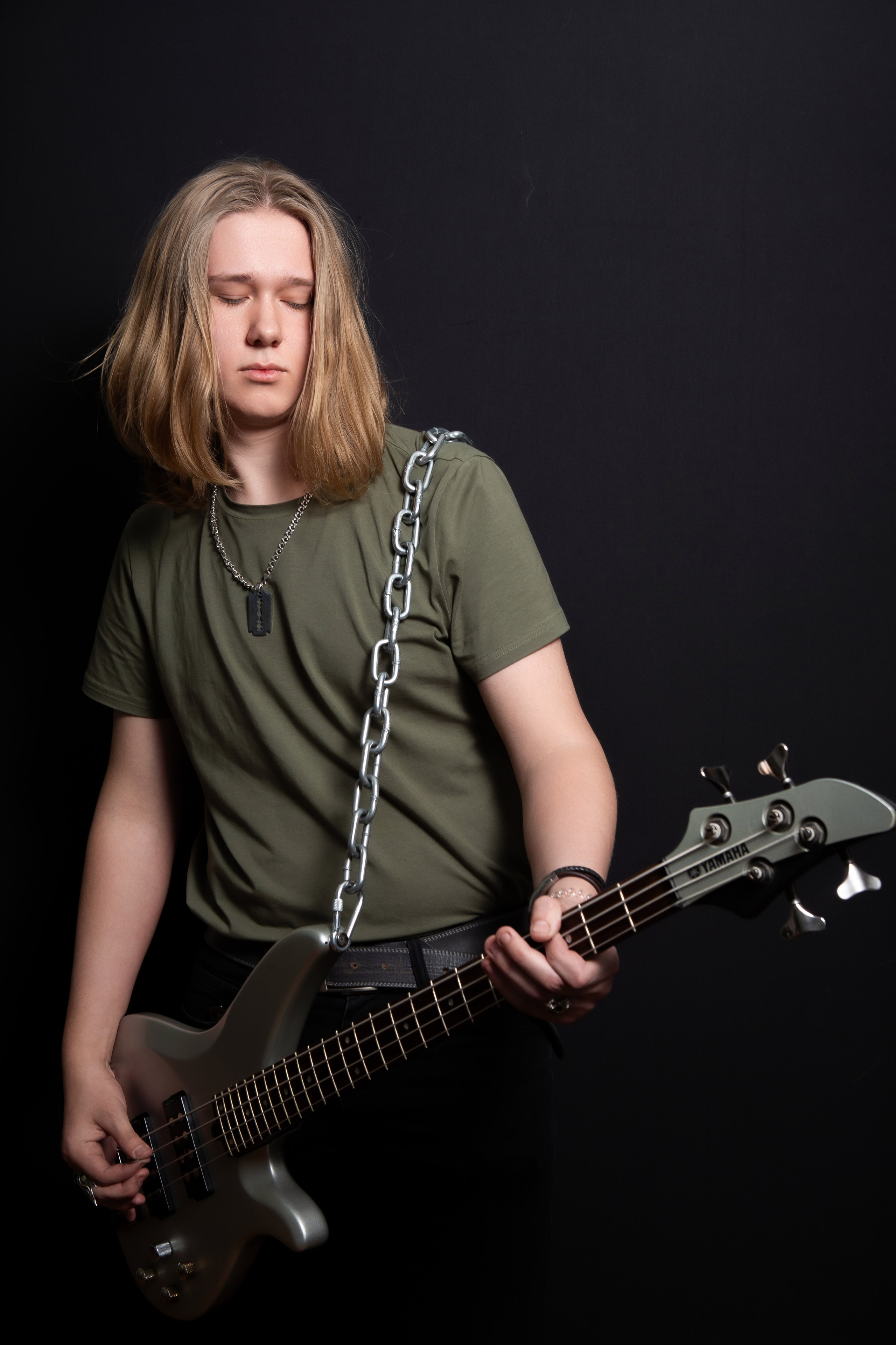 Портретная фотосессия для учеников 9 класса на чёрном фоне | Школьный фотограф Николай Богатырёв | Твой альбом / Твои правила. ТВОЙ АЛЬБОМ / ТВОИ ПРАВИЛА