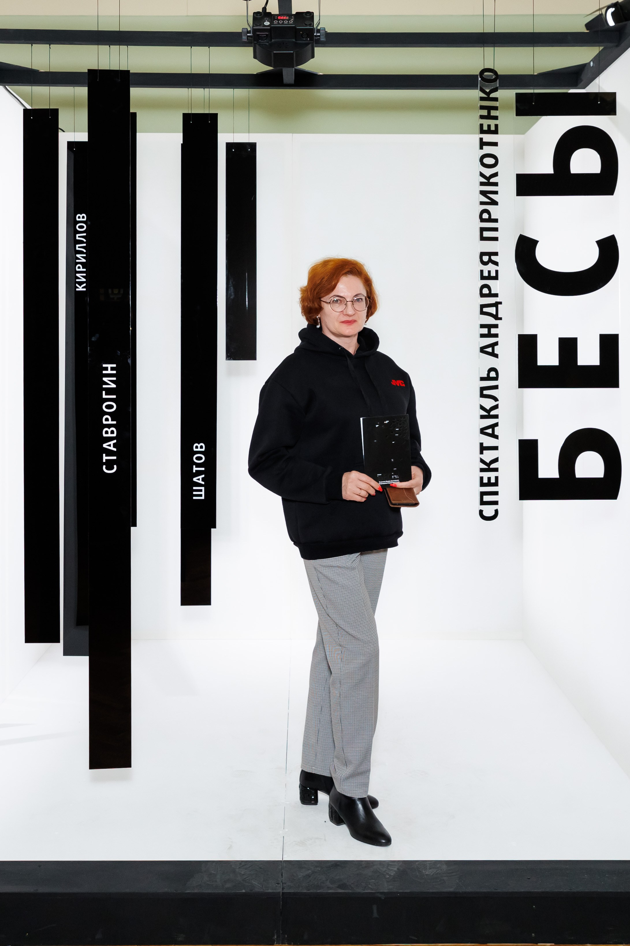 Красный факел — фотозона перед премьерой спектакля. Фотограф Новосибирск — Наталья Гресь