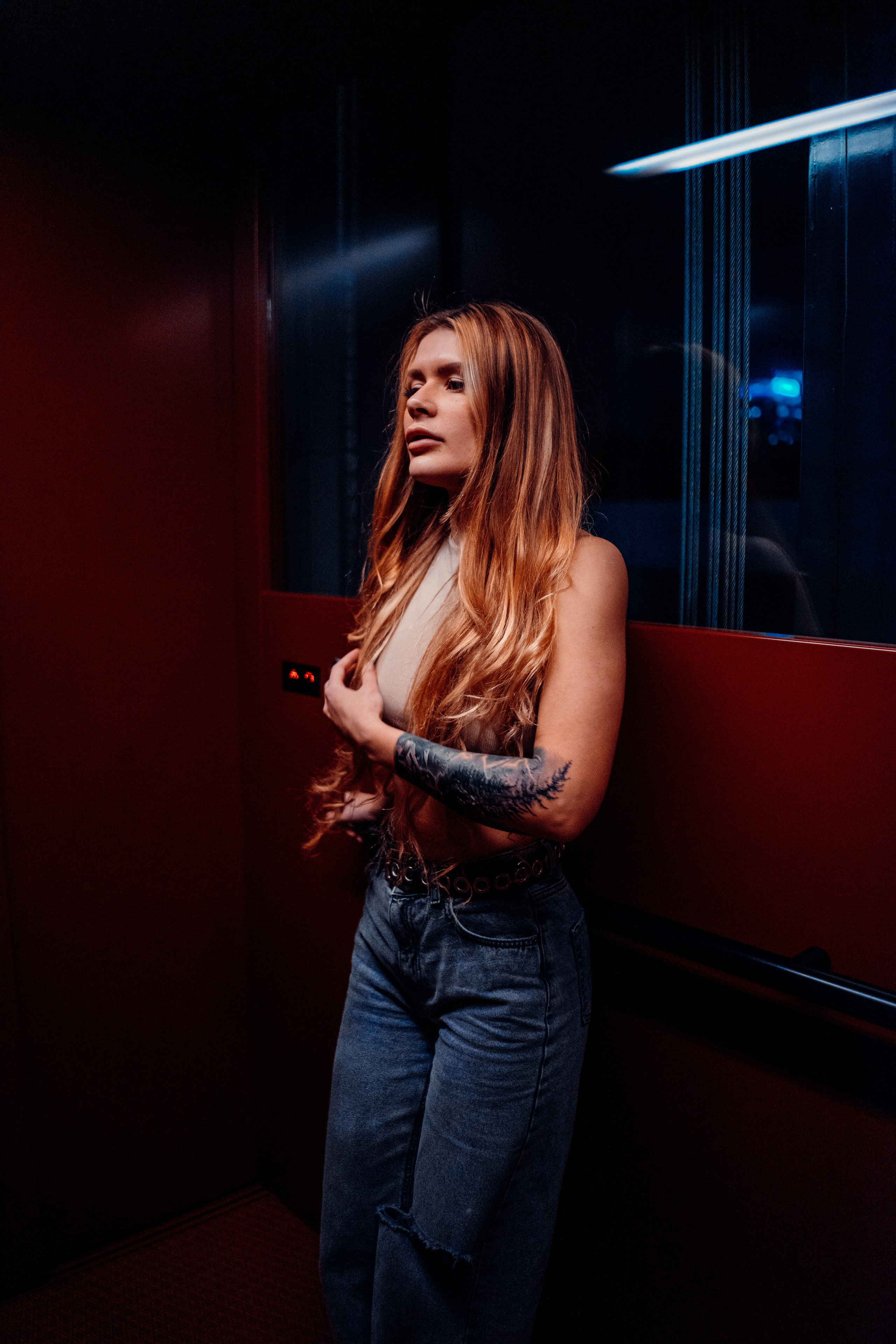 Девушка в лифте