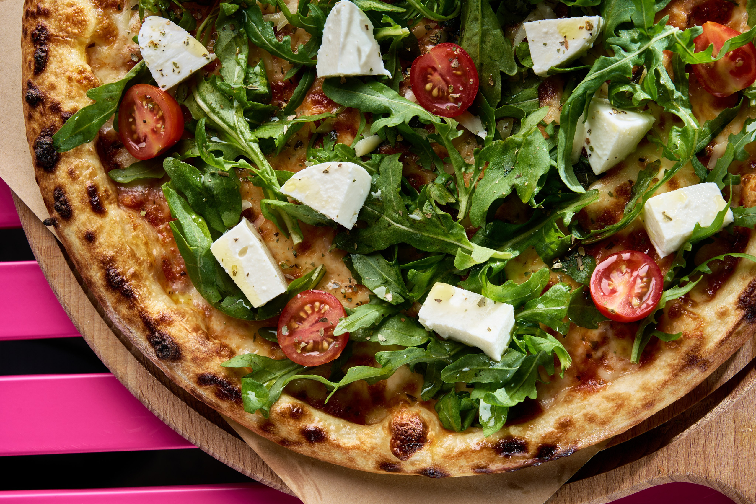 Насладитесь каждым кусочком этой вкусной пиццы