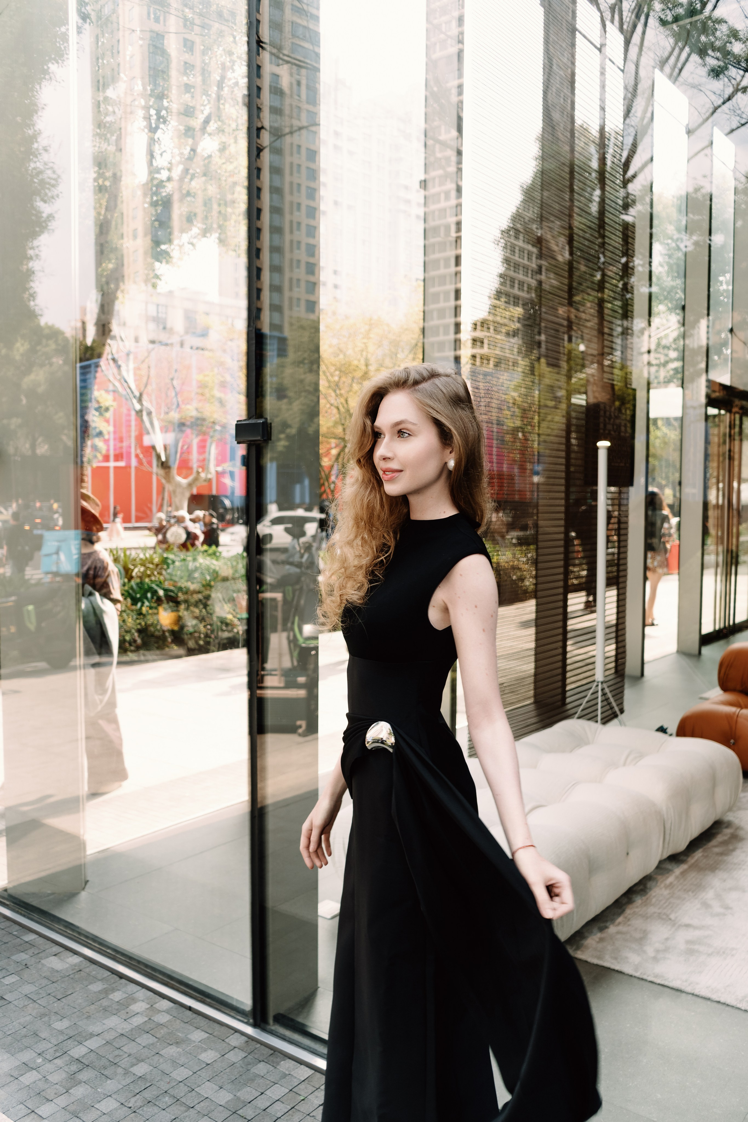 Красивый уличный портрет блогера Ханны в Шанхае, мягкий свет, городская атмосфера.