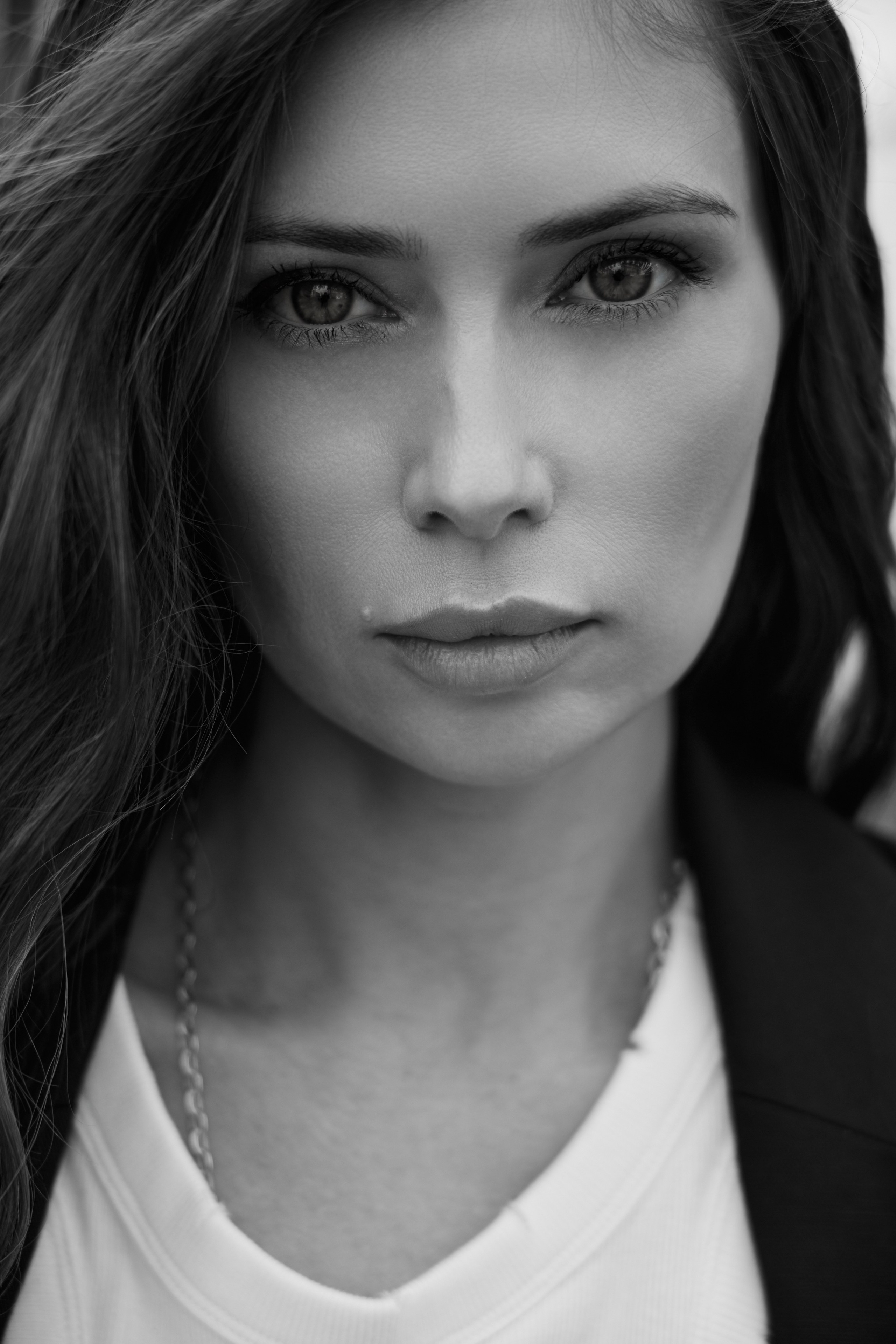 Крупный черно-белый портрет