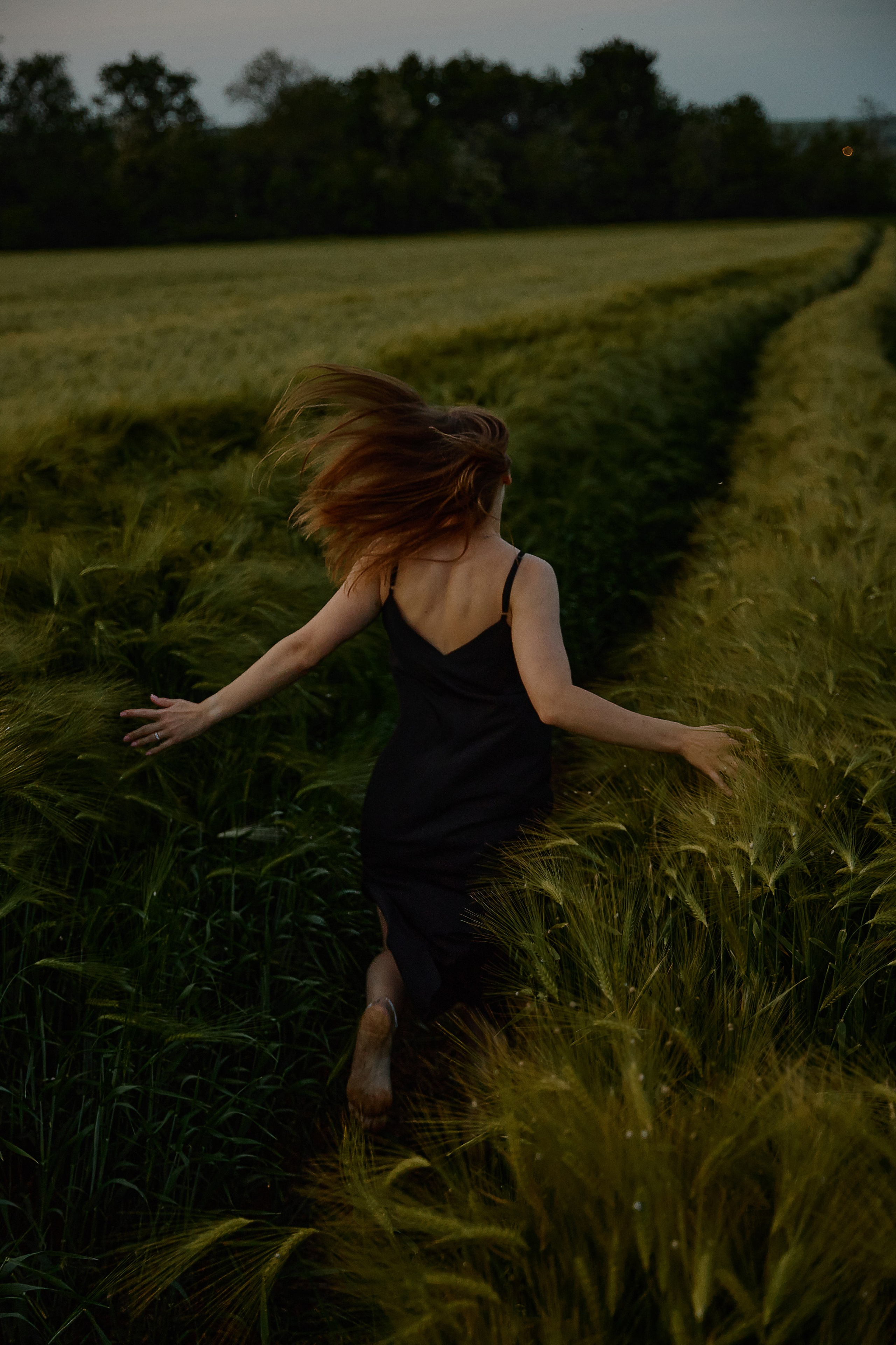 Индивидуальная фотосессия в ржаном поле летом