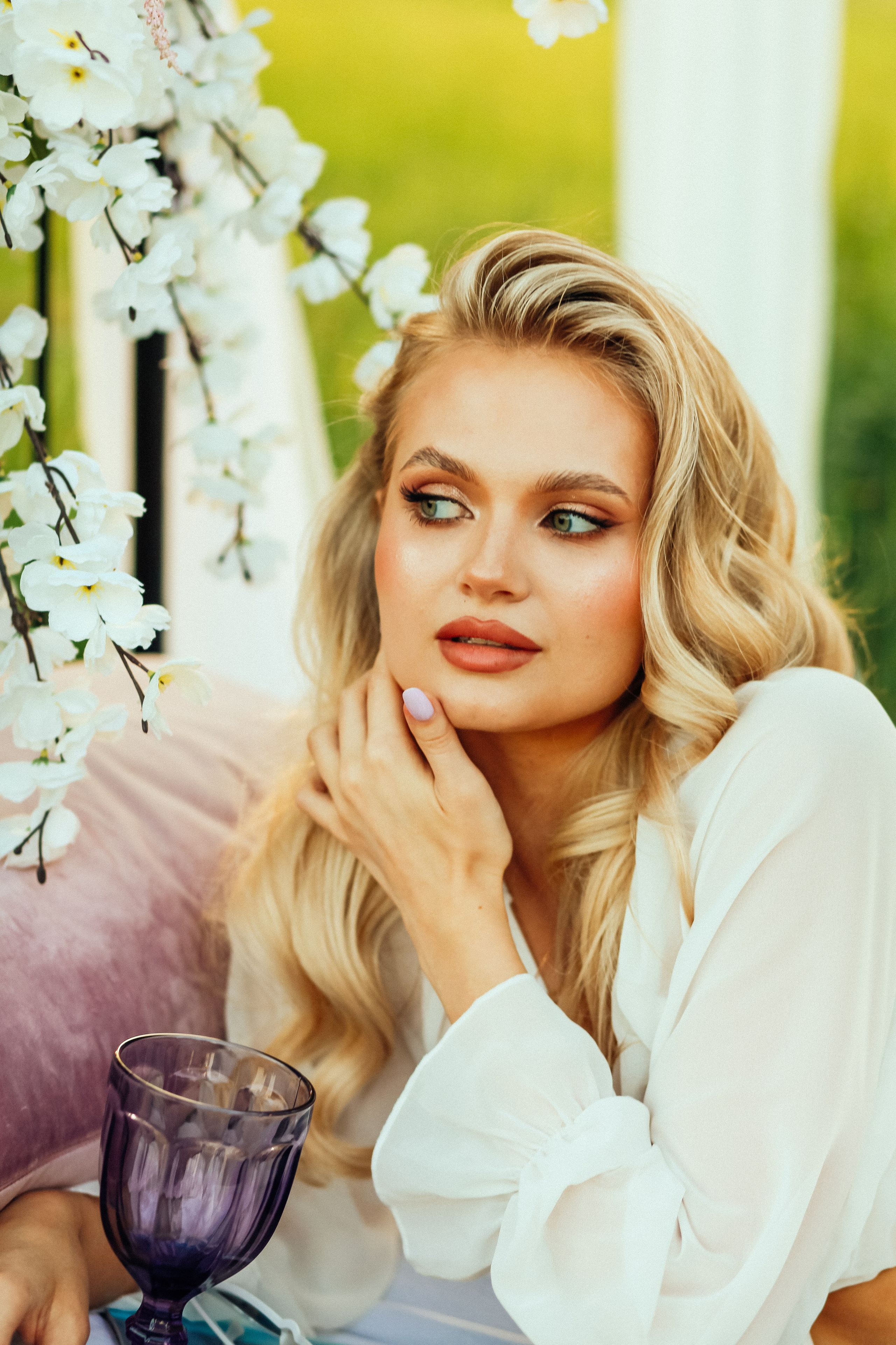 утро очень красивая невеста блондинка цветы природа лето декор дерево кровать бокал