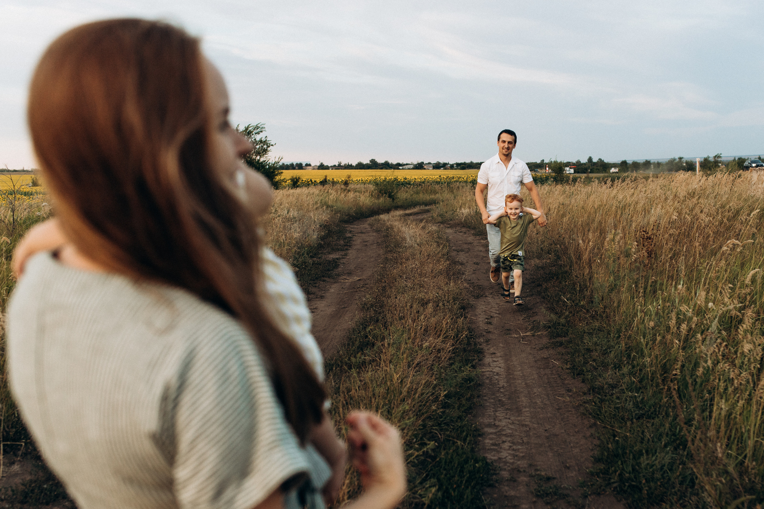 Семейная фотосессия в поле. Семейный фотограф в Самаре Елена Ефимова