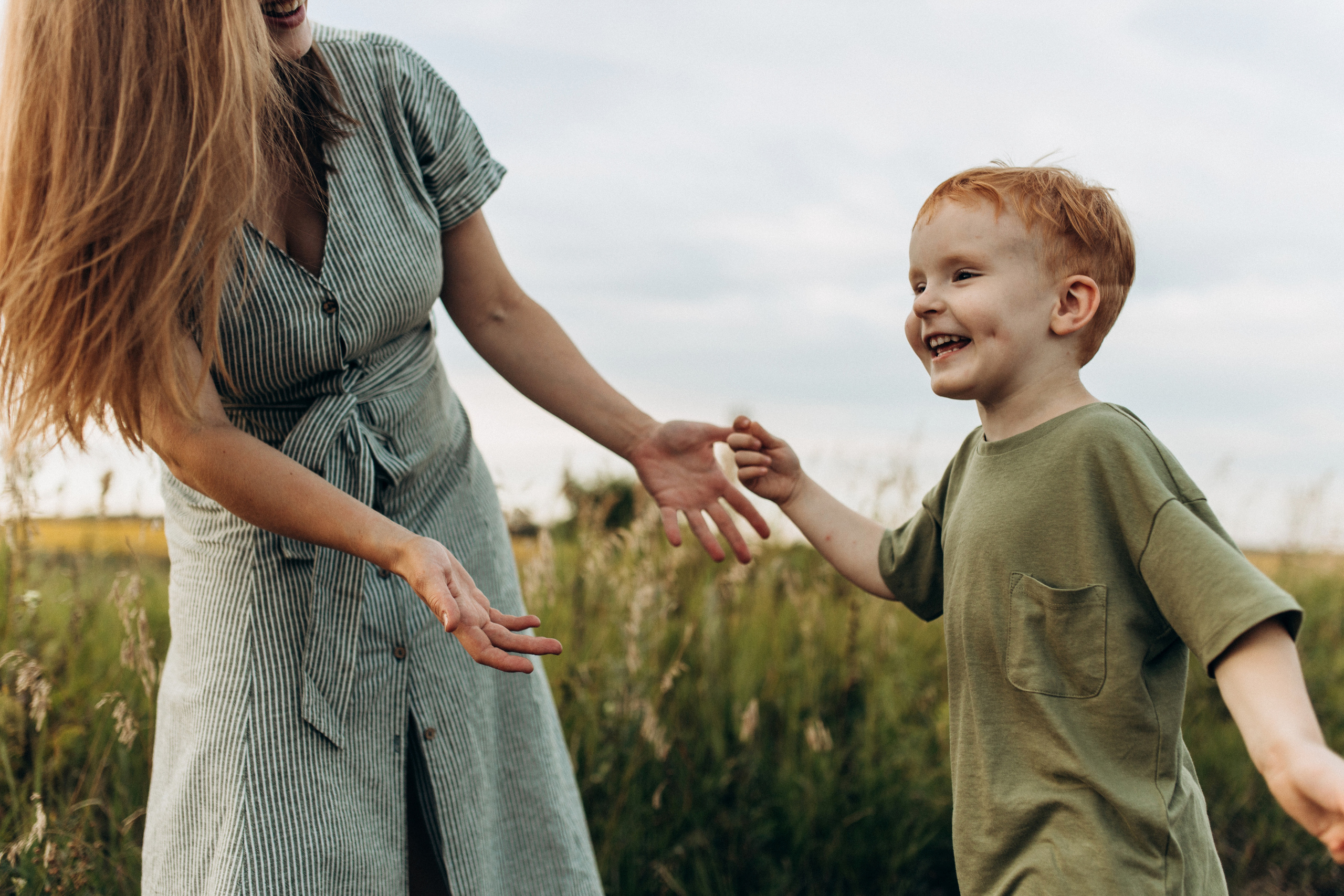 мама с маленьким сыном фотосессия в поле