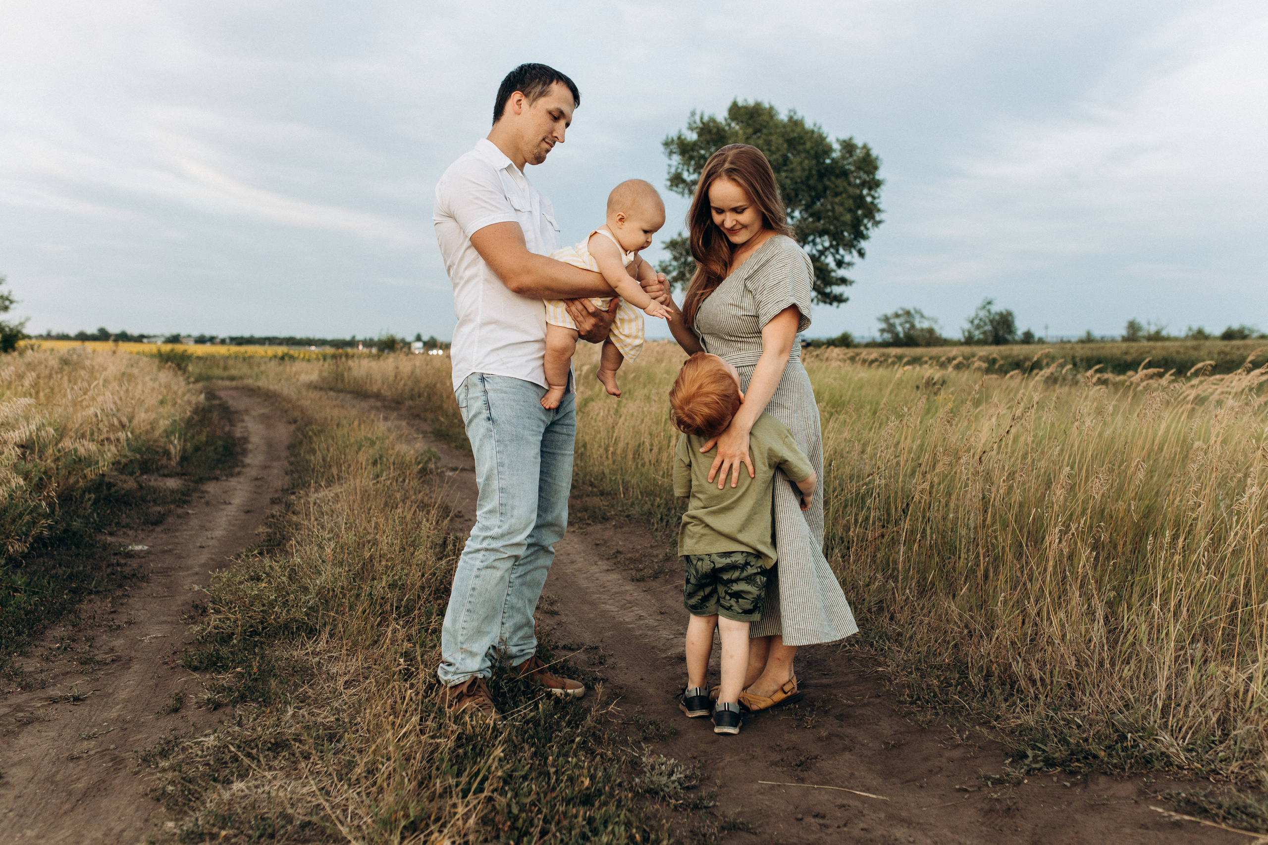 Семейная фотосессия в поле. Семейный фотограф в Самаре Елена Ефимова