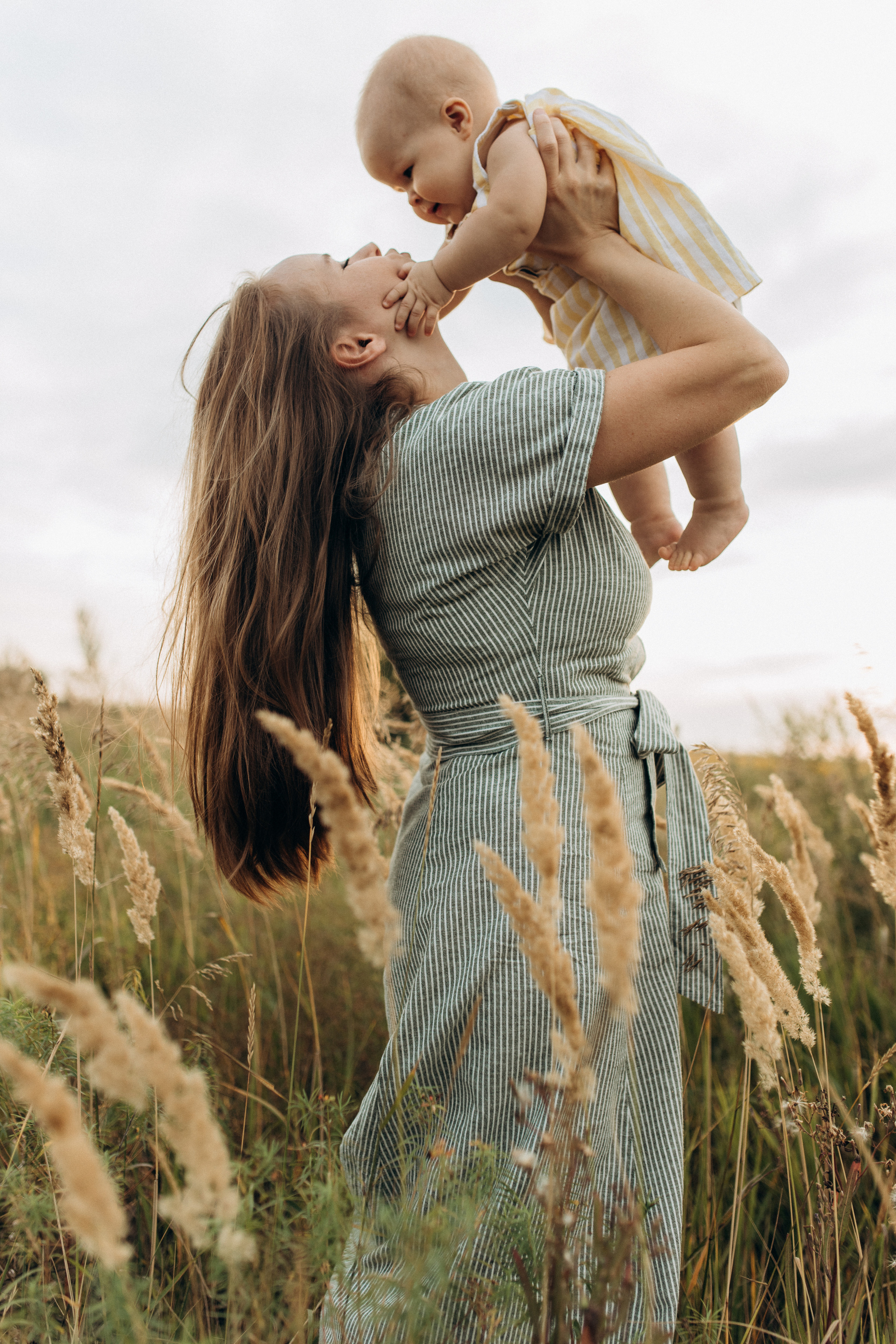 Семейная фотосессия в поле. Семейный фотограф в Самаре Елена Ефимова