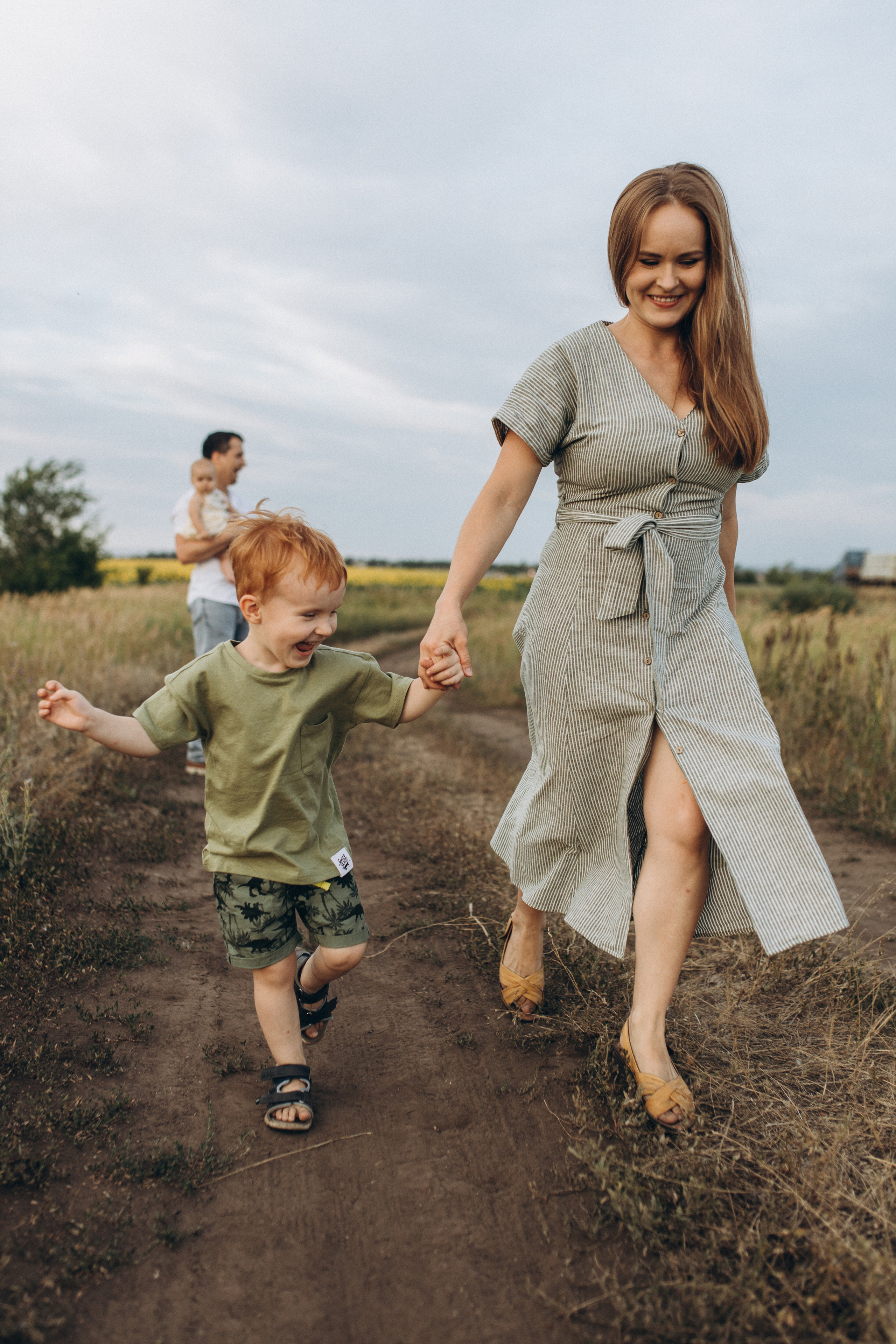 Семейная фотосессия в поле. Семейный фотограф в Самаре Елена Ефимова