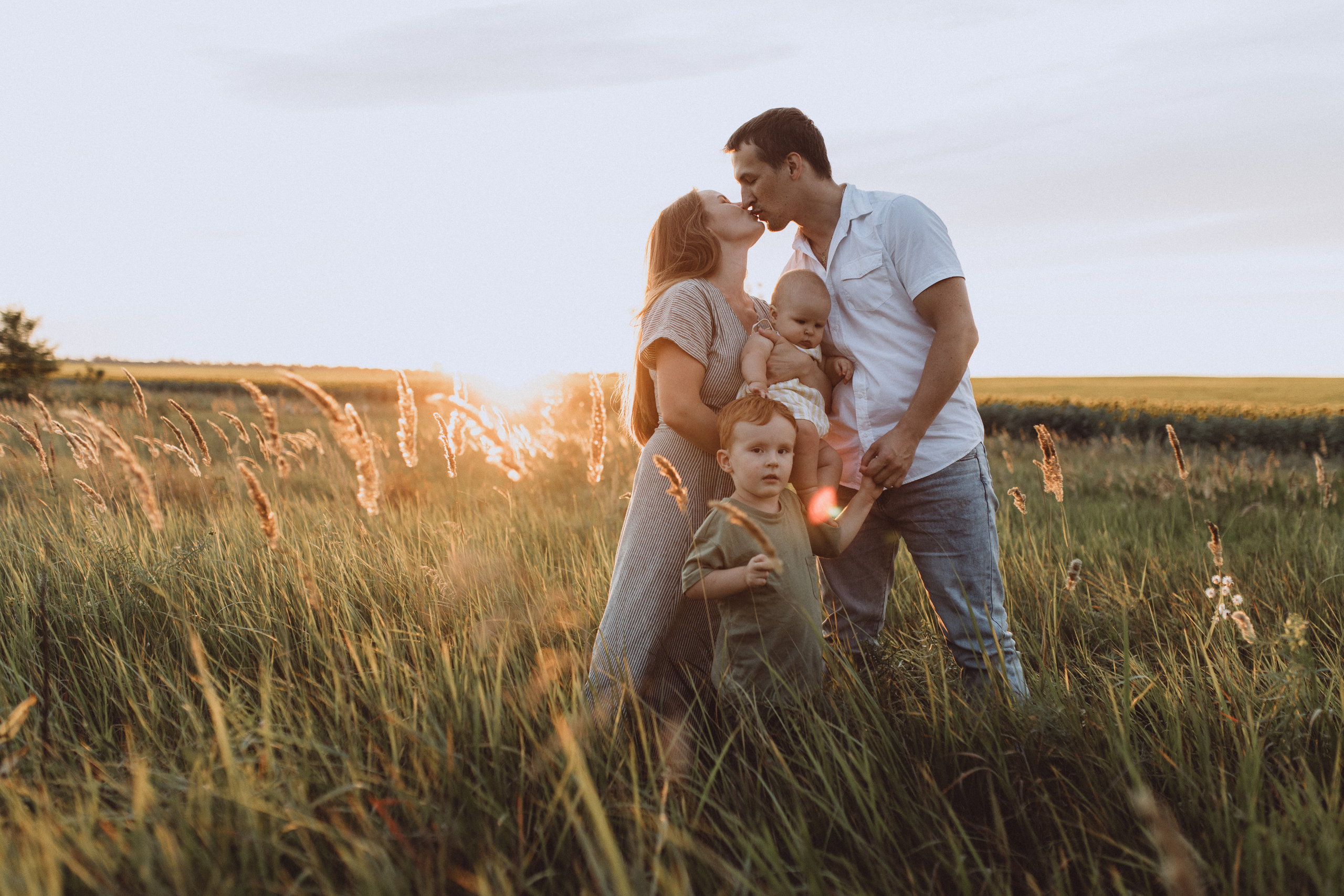Семейная фотосессия в поле. Семейный фотограф в Самаре Елена Ефимова