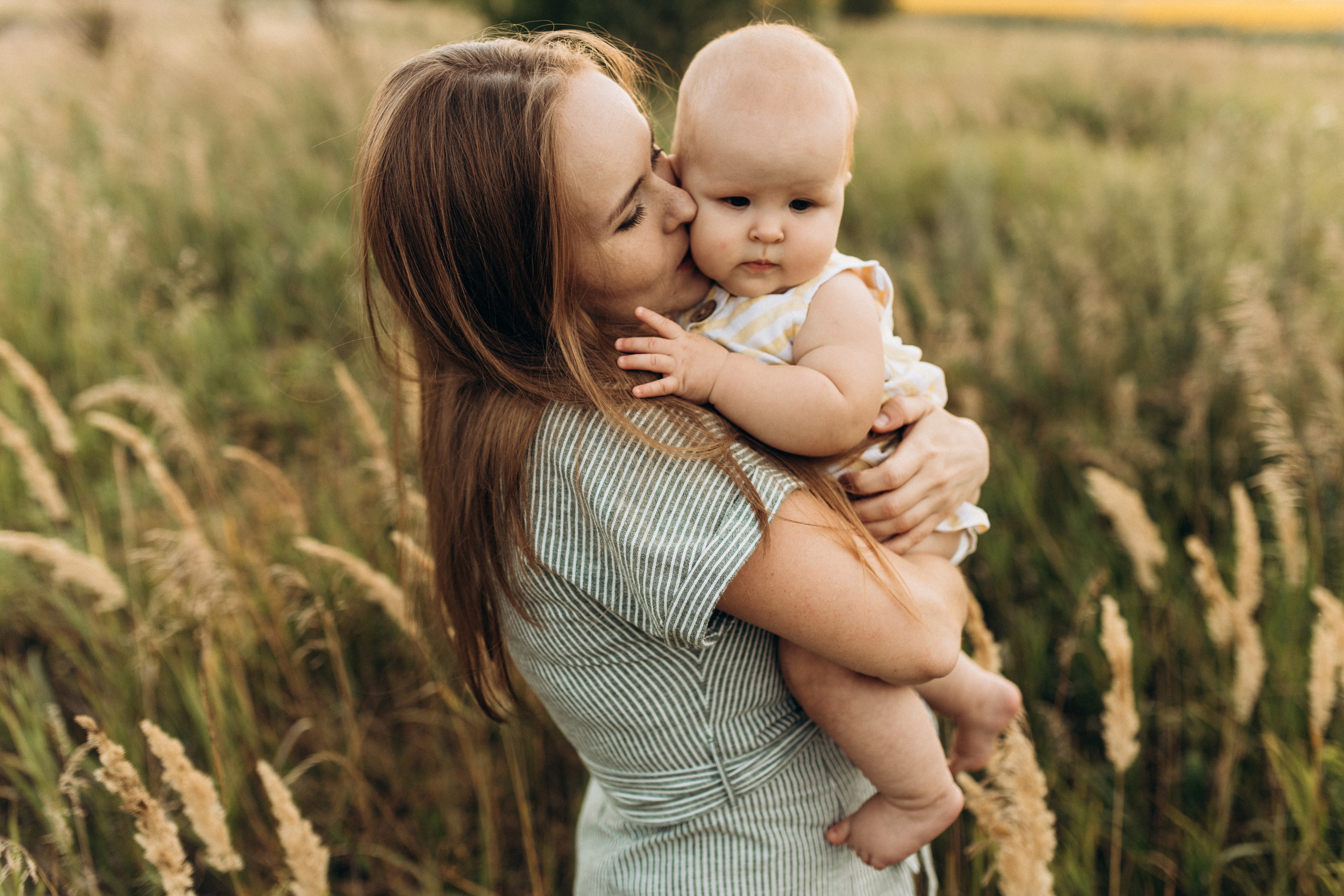 Семейная фотосессия в поле. Семейный фотограф в Самаре Елена Ефимова