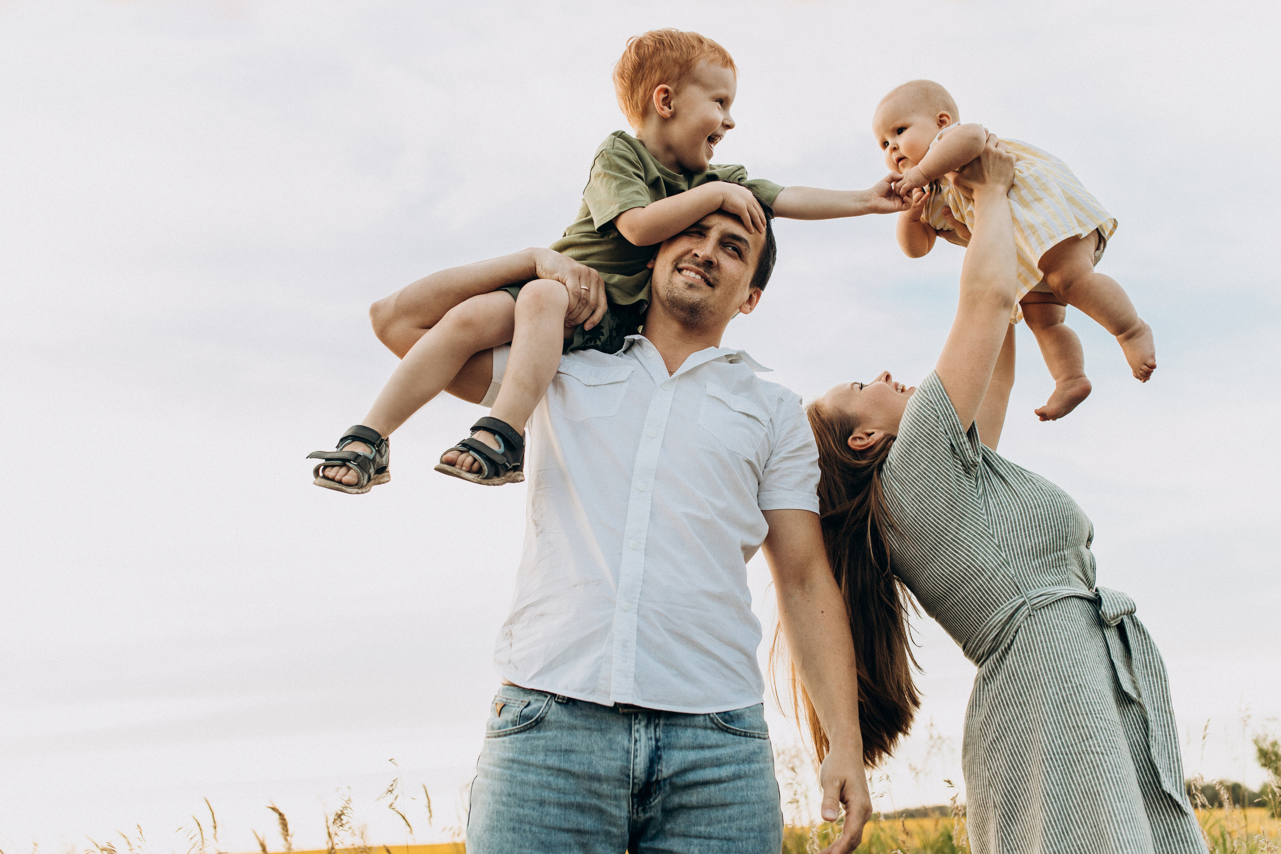 веселая семейная фотосессия в поле Самара