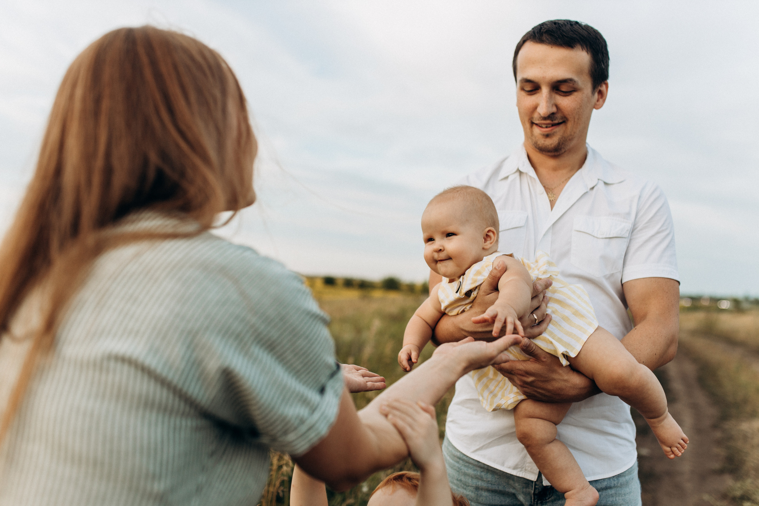 мама папа и маленькая дочка фотосессия в поле