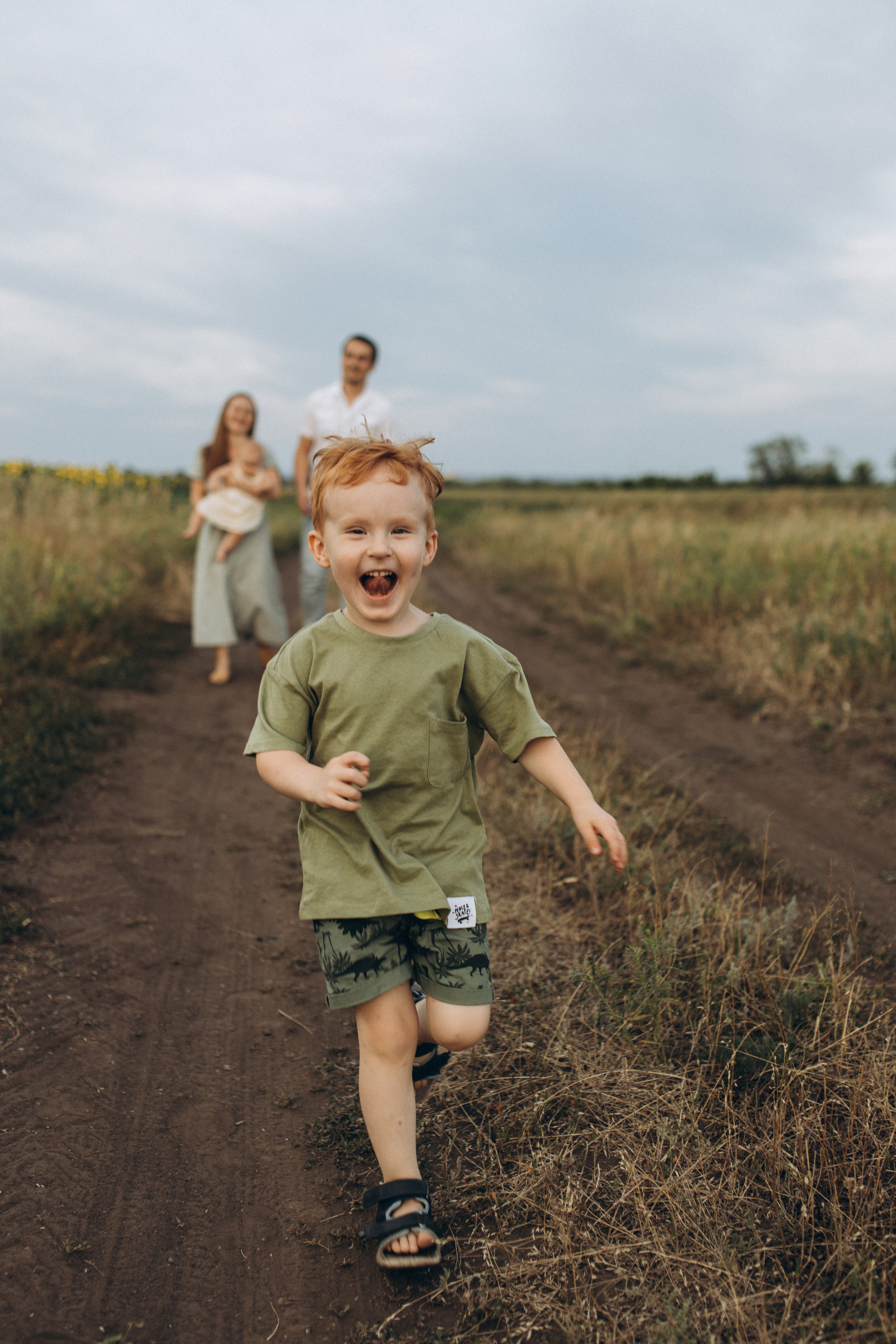 Семейная фотосессия в поле. Семейный фотограф в Самаре Елена Ефимова