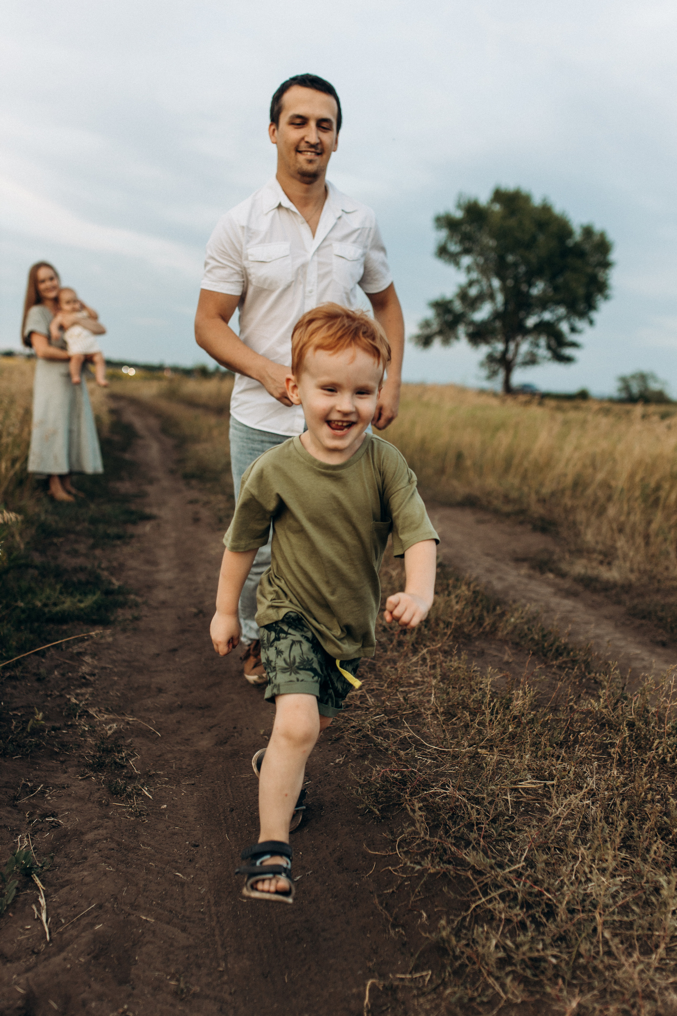 Семейная фотосессия в поле. Семейный фотограф в Самаре Елена Ефимова