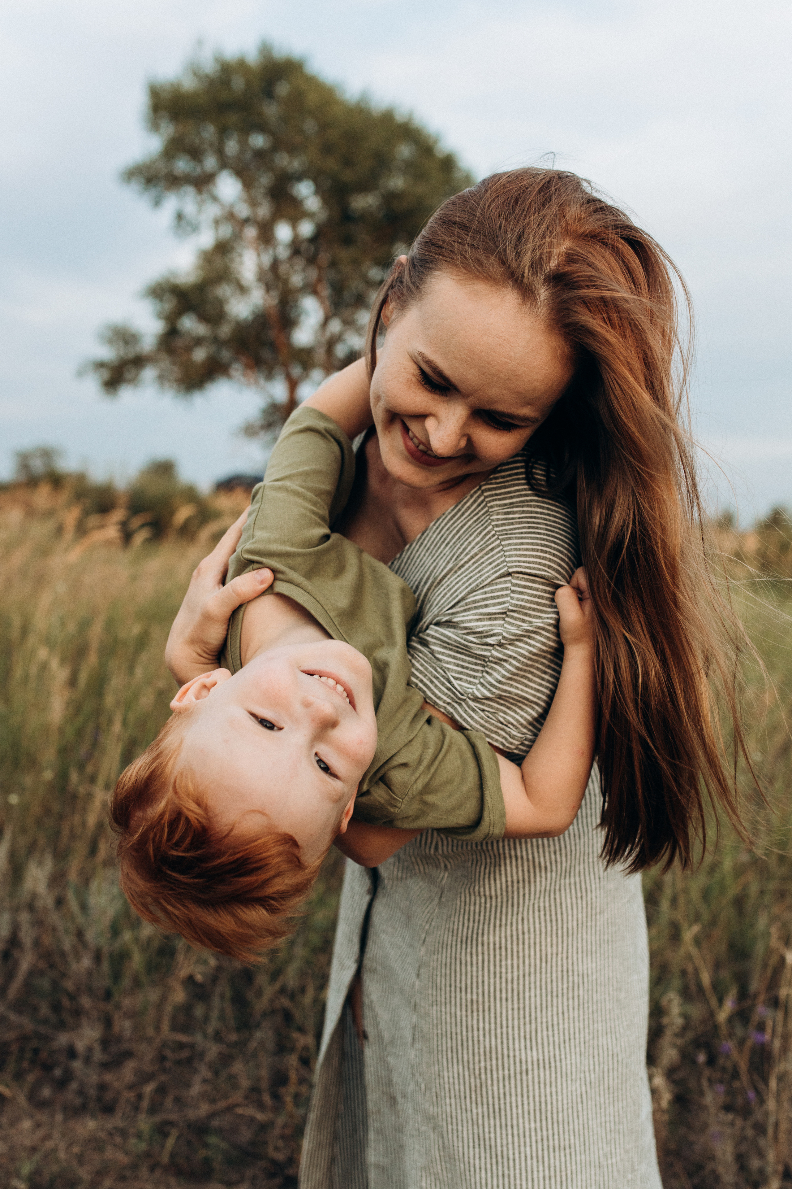 Семейная фотосессия в поле. Семейный фотограф в Самаре Елена Ефимова