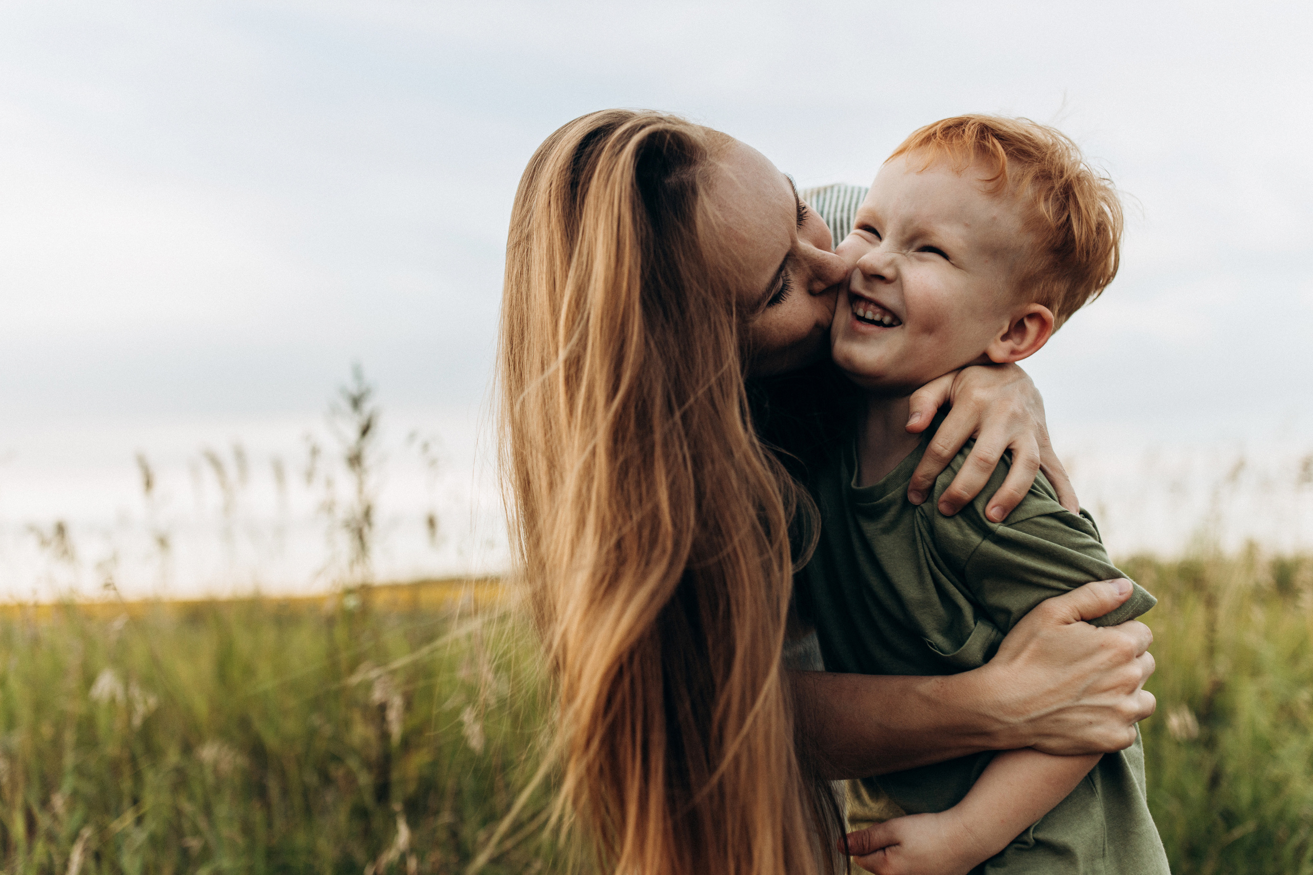 Семейная фотосессия в поле. Семейный фотограф в Самаре Елена Ефимова