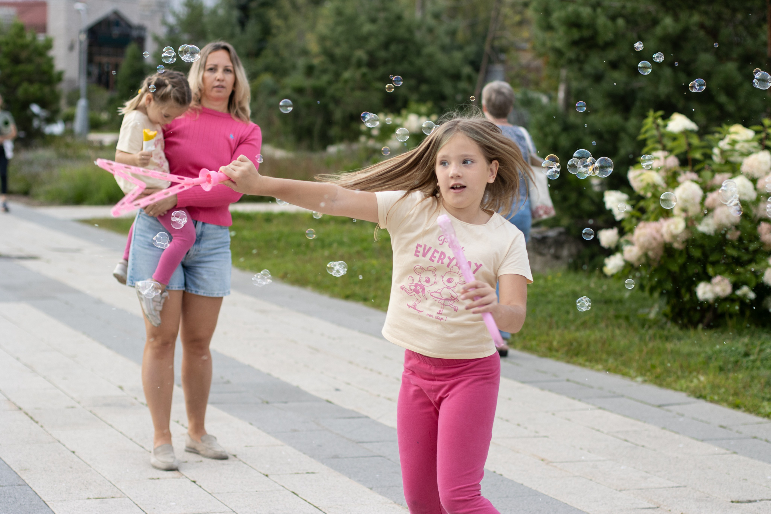 Две сестрички в парке. Главная