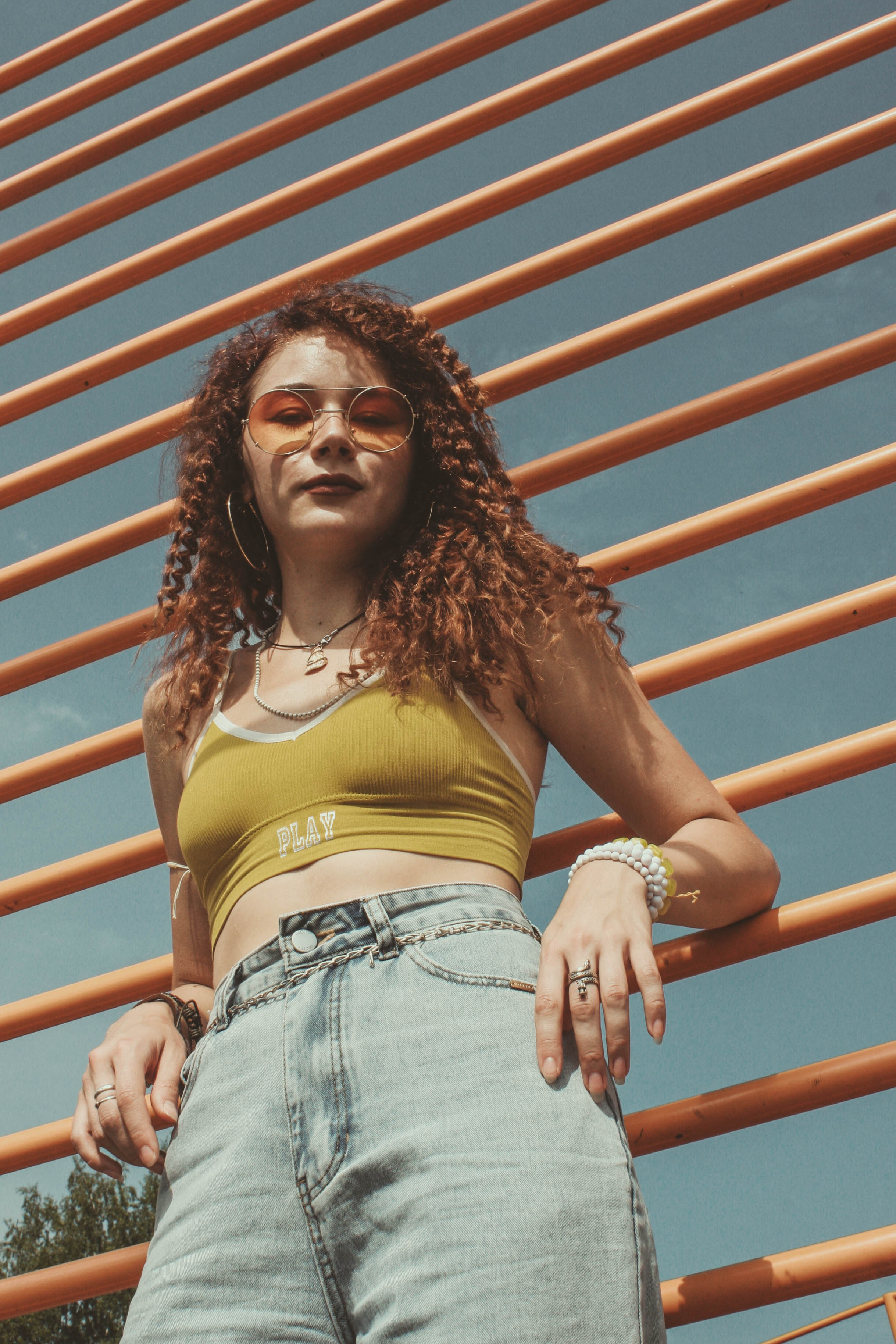 Индивидуальная летняя прогулочная фотосессия девушки в стиле ретро 60-80х в городе Томск