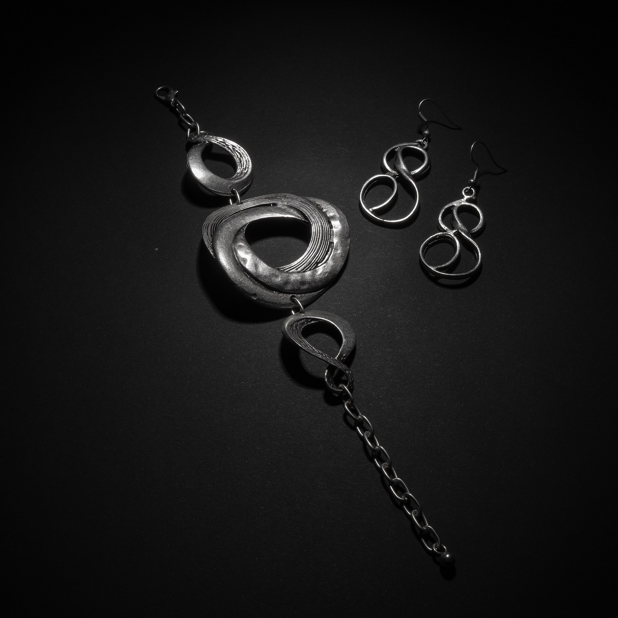 Браслет и серьги серебро, комплект, на застежке, на черном фоне