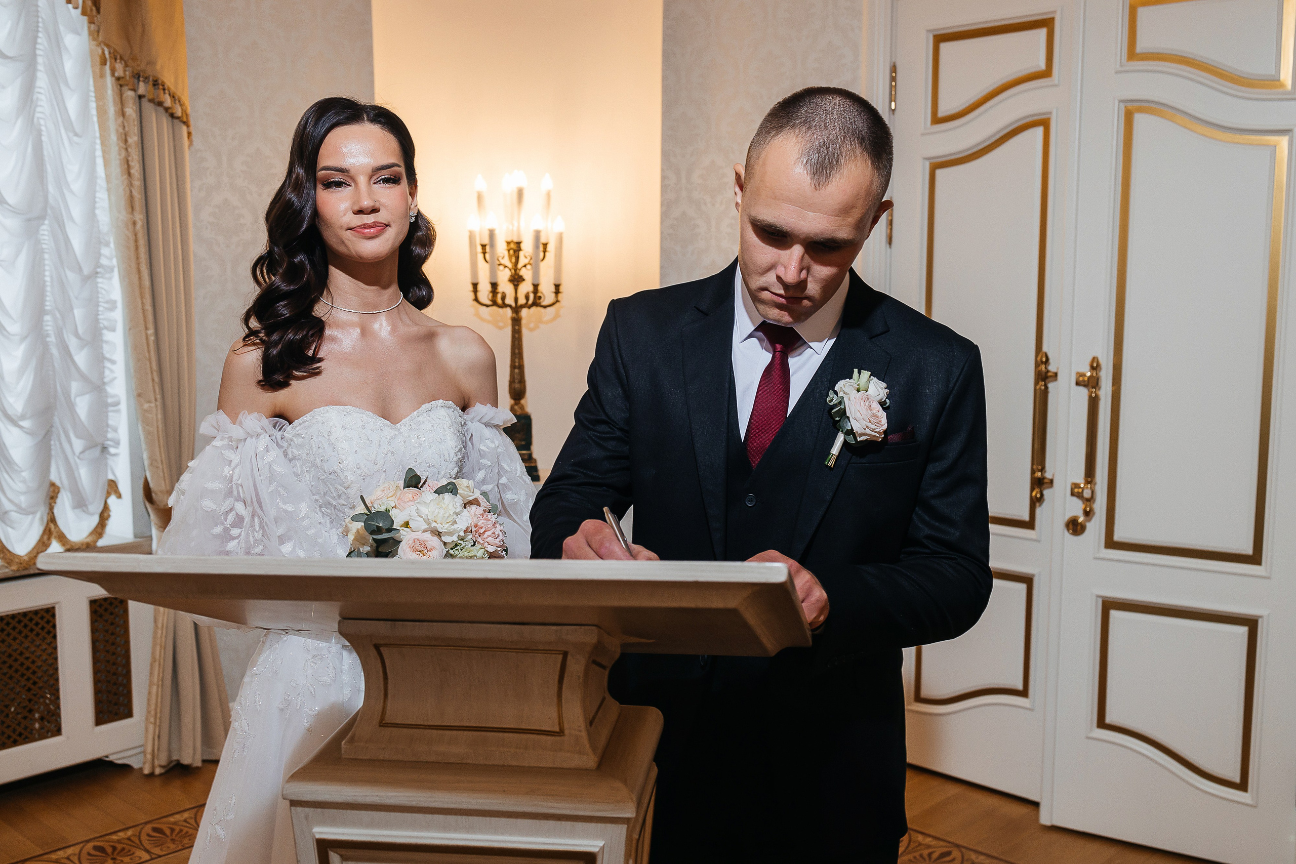 Волшебное утро невесты в номере отеля. Олег Сверчков | Свадебный фотограф Вологда