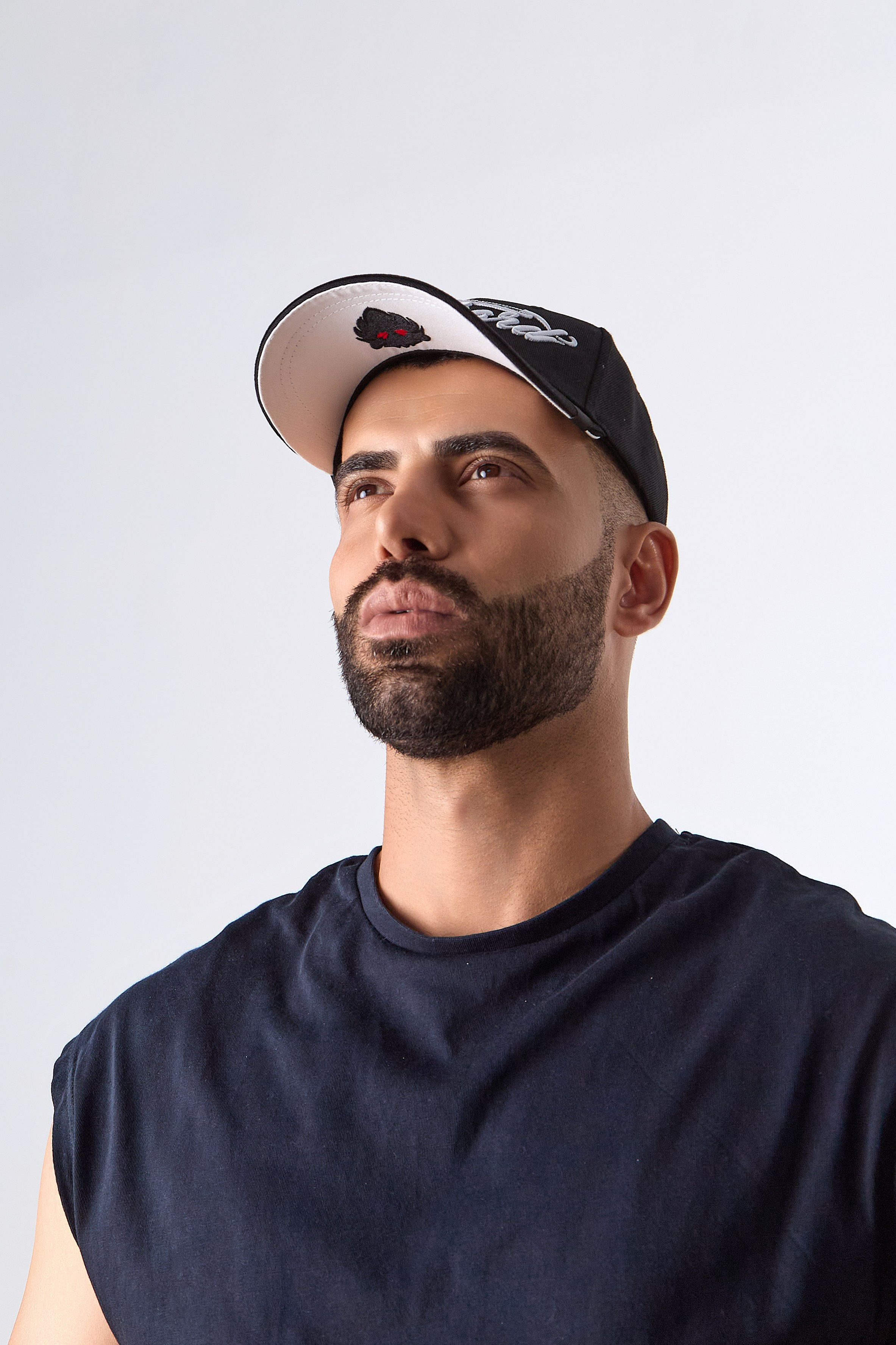 Фото кепок для маркетплейсов. Фотограф Руслан Потапов в Краснодаре