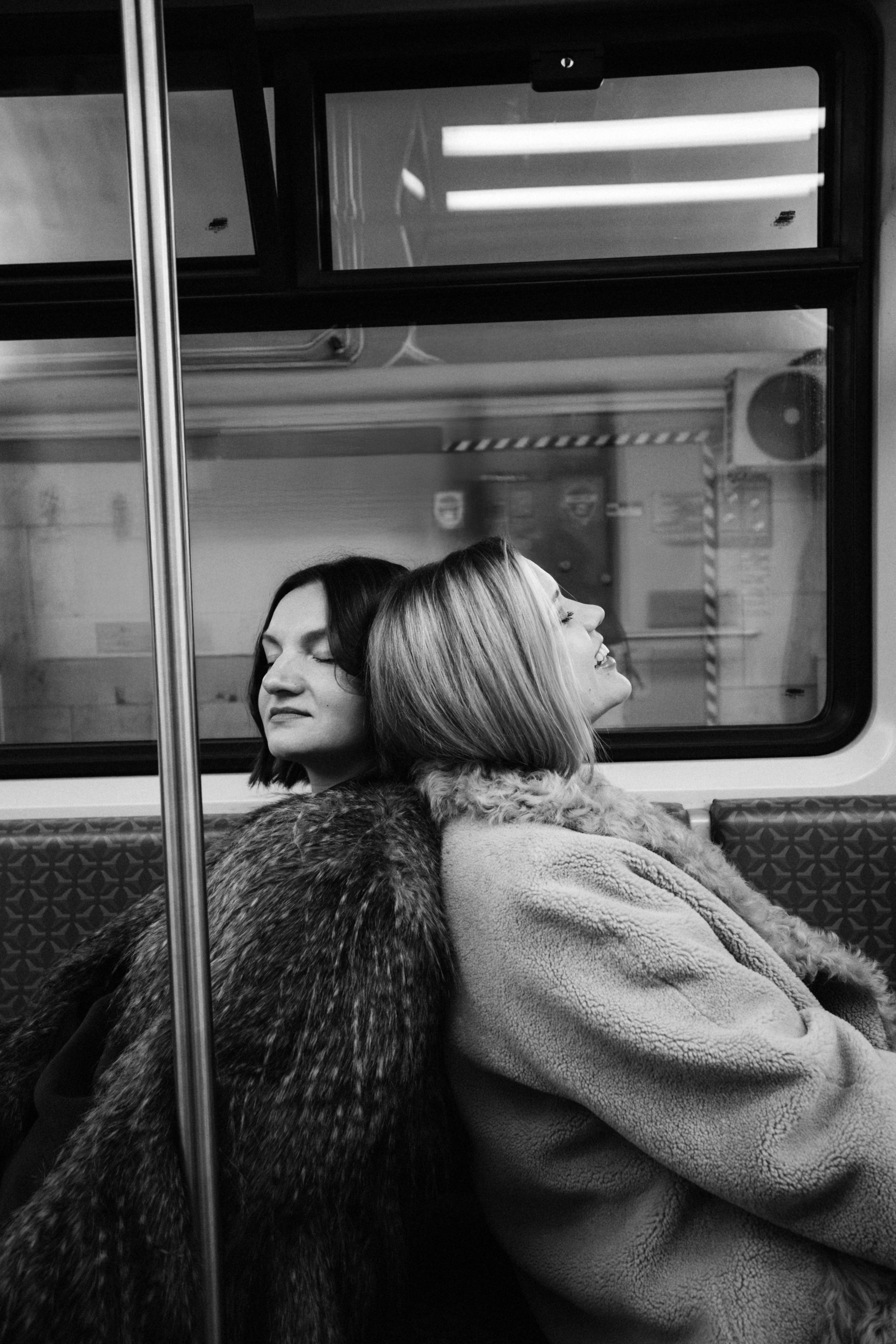 Катя и Кристина в метро. Klerout Photographer