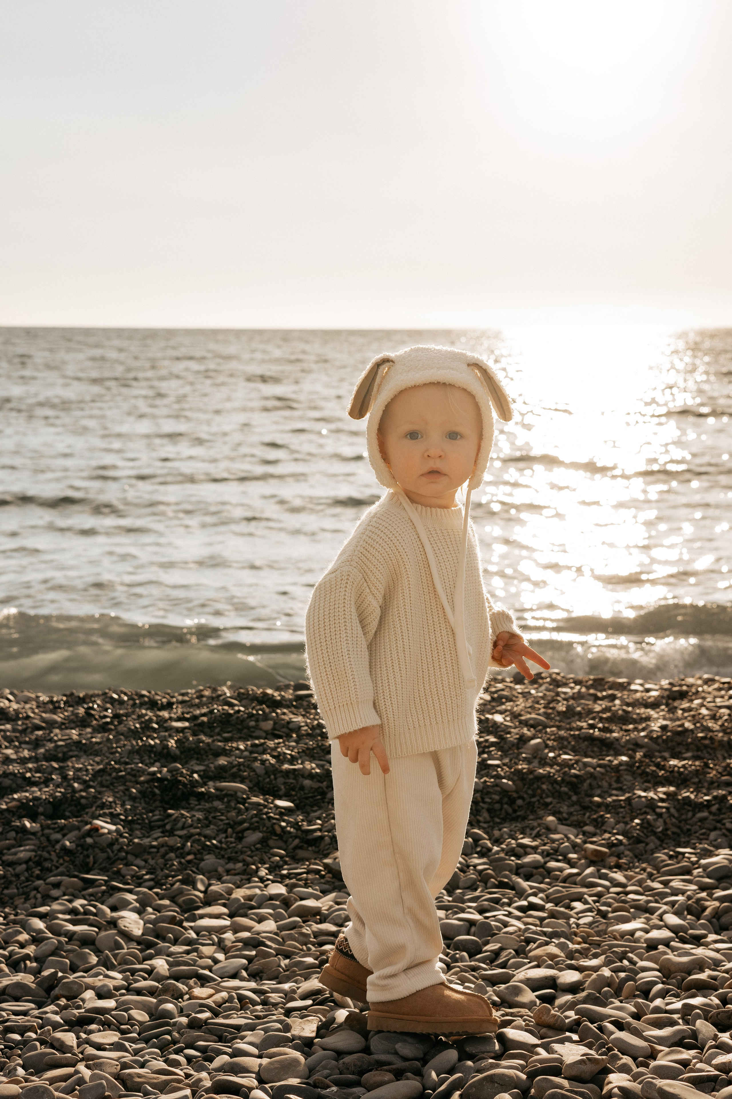 Золотой час освещает счастливую семью на пляже