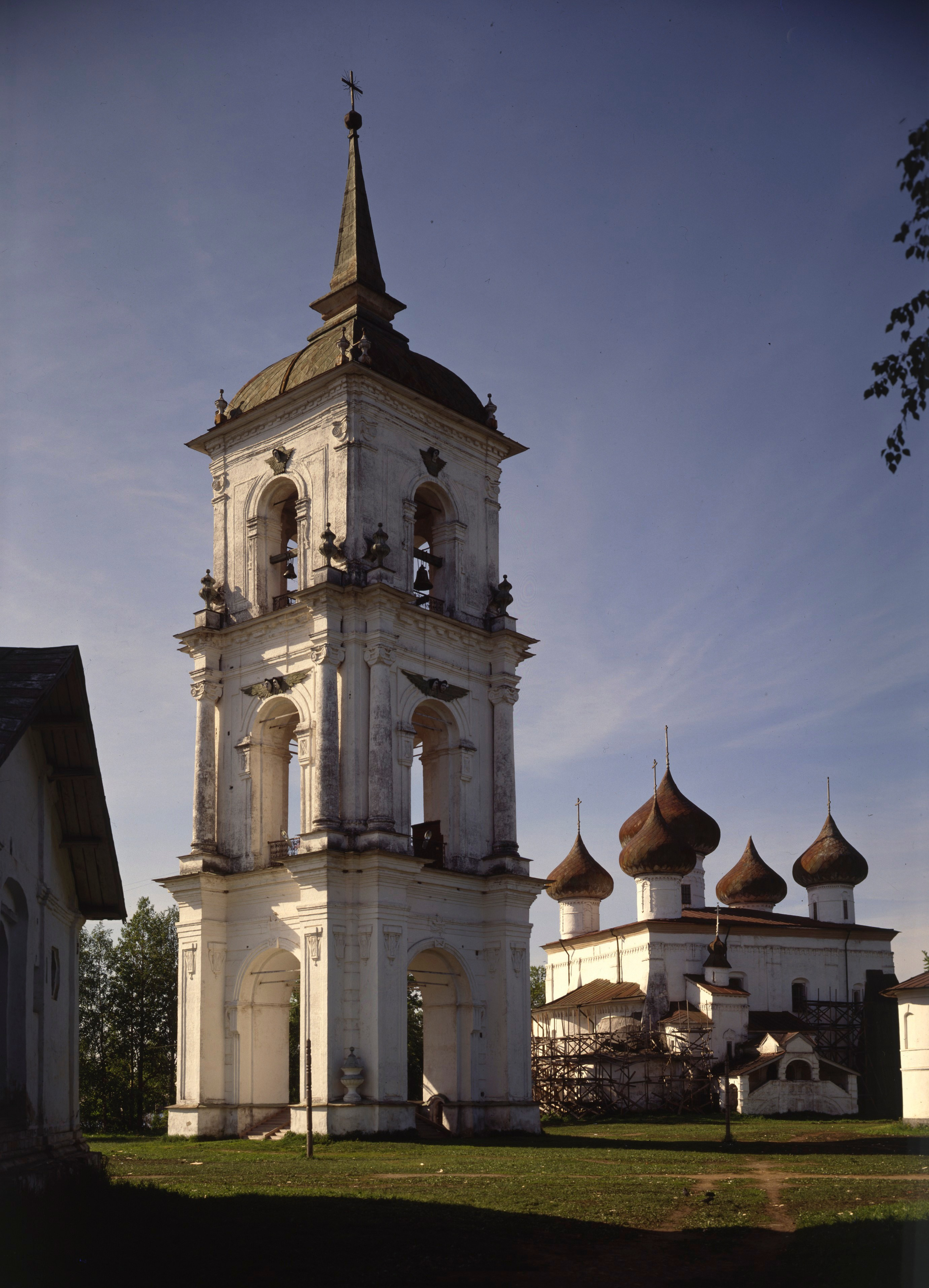 Каргополь. Собор и колокольня.