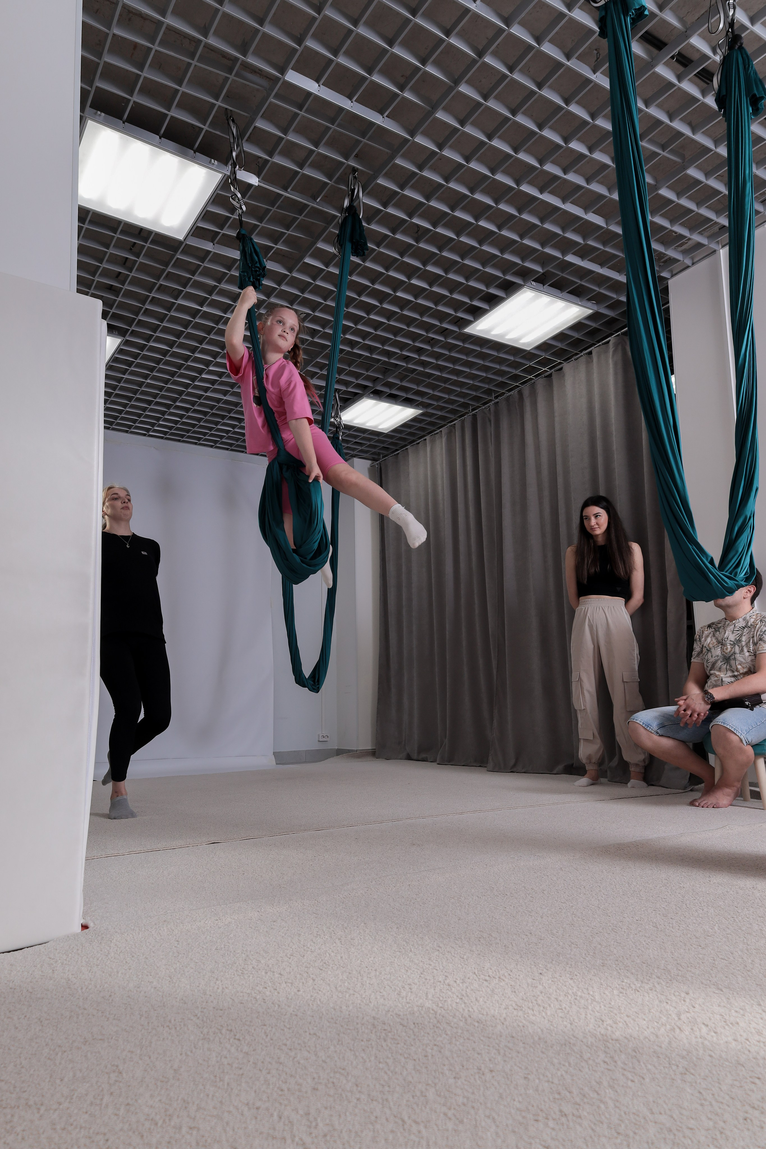 Детская аэройога. Фотограф Надршина Лилия