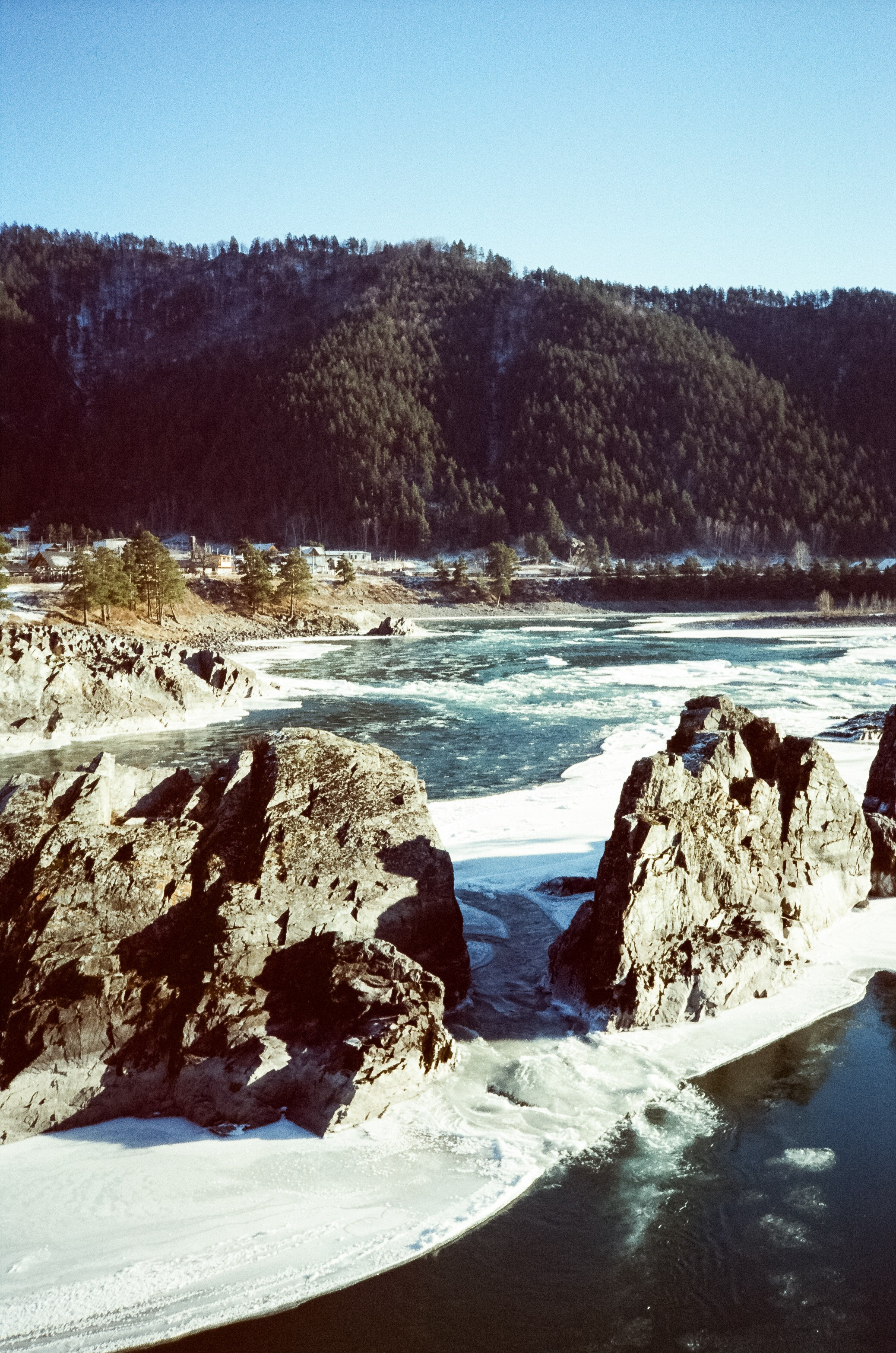 Мост над скалами Зубы Дракона и яркая синева зимней Катуни. Фотограф-документалист Мария Осокина