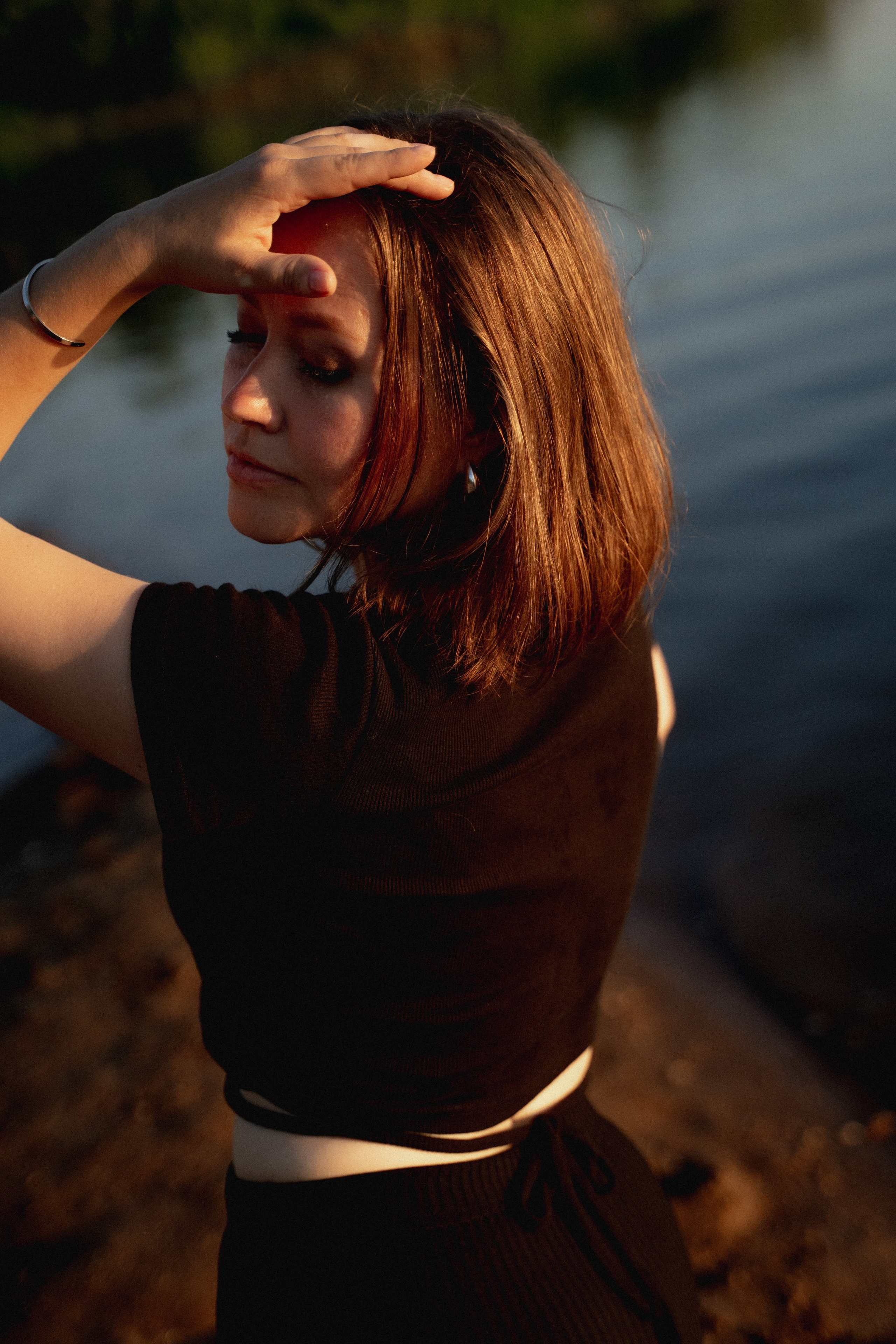 Девушки на берегу